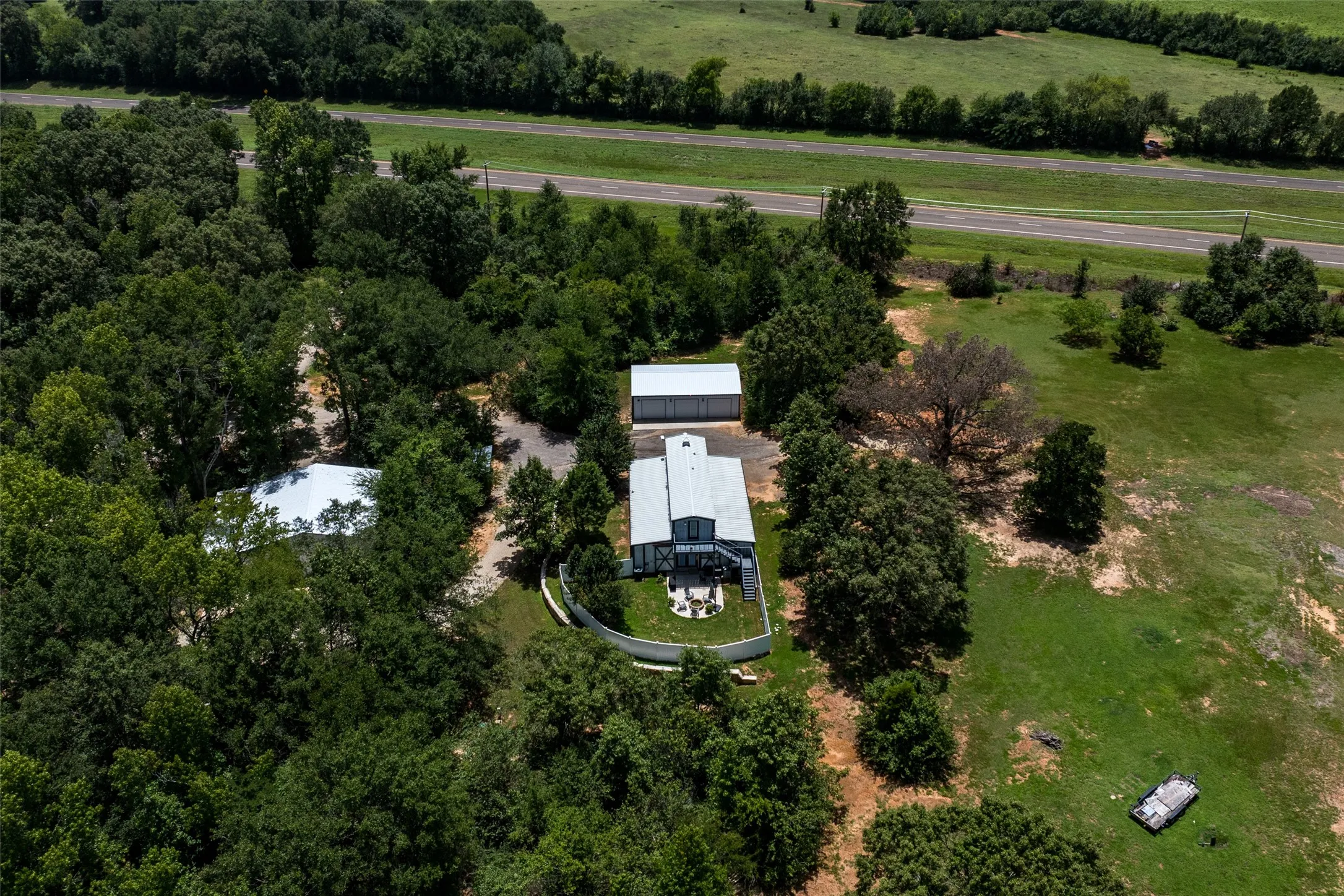 Single Family Residence For Sale in Henderson County , 2525 US Highway 175, Athens, Texas 75751, 3 Bedroom, 2 Bathroom, 9 Garage spaces, 2,368 Sqft, built in 2004, mls#21334878, Real Estate Agent in Athens, Homes For Sale in Henderson county, Homes For Sale in Athens, Realtor in Athens Texas, Real Estate Brokerage Independent Realty Texas, Luminita Cordes Realtor