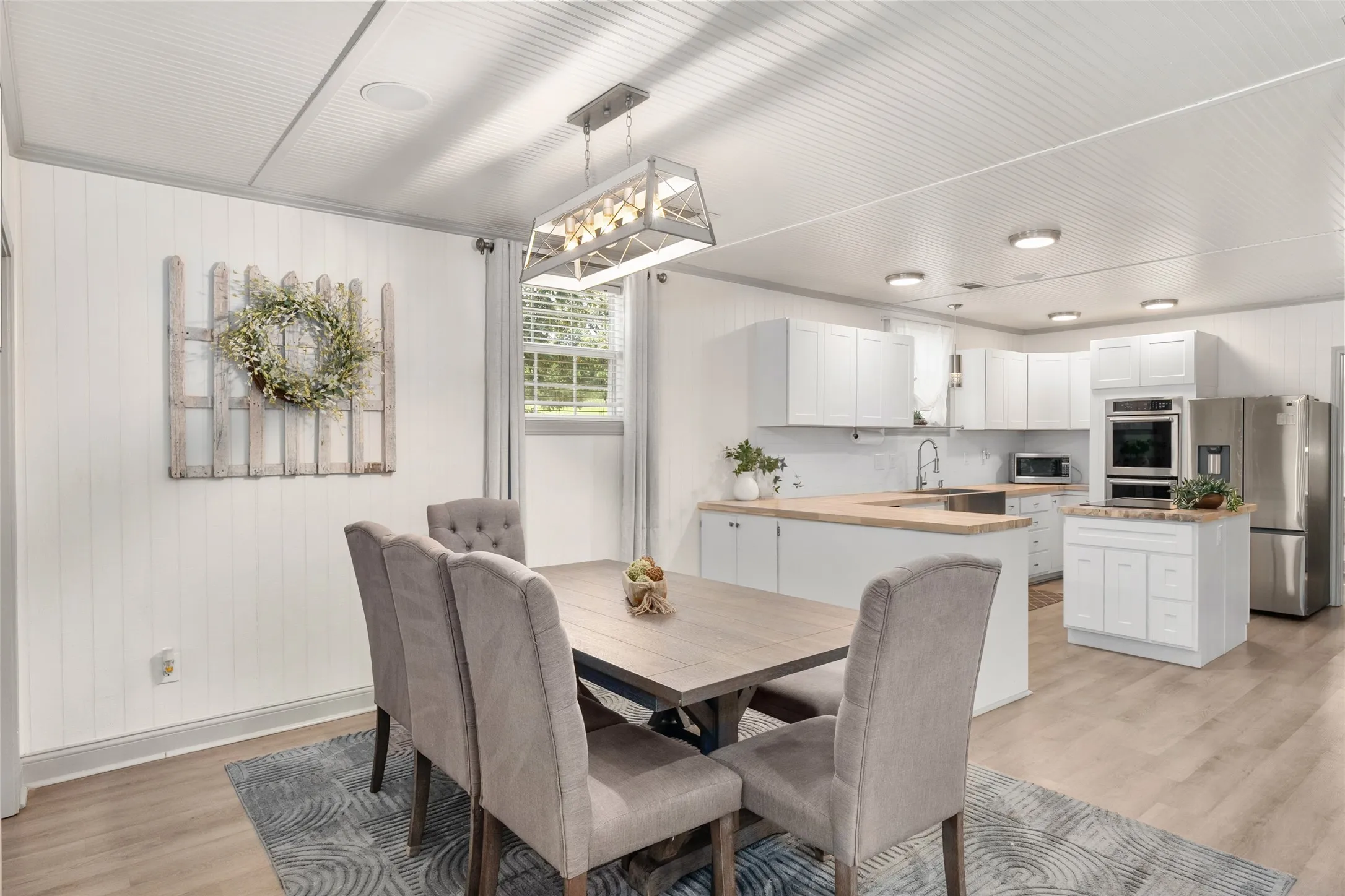 Single Family Residence For Sale in Henderson County , 2525 US Highway 175, Athens, Texas 75751, 3 Bedroom, 2 Bathroom, 9 Garage spaces, 2,368 Sqft, built in 2004, mls#21334878, Real Estate Agent in Athens, Homes For Sale in Henderson county, Homes For Sale in Athens, Realtor in Athens Texas, Real Estate Brokerage Independent Realty Texas, Luminita Cordes Realtor