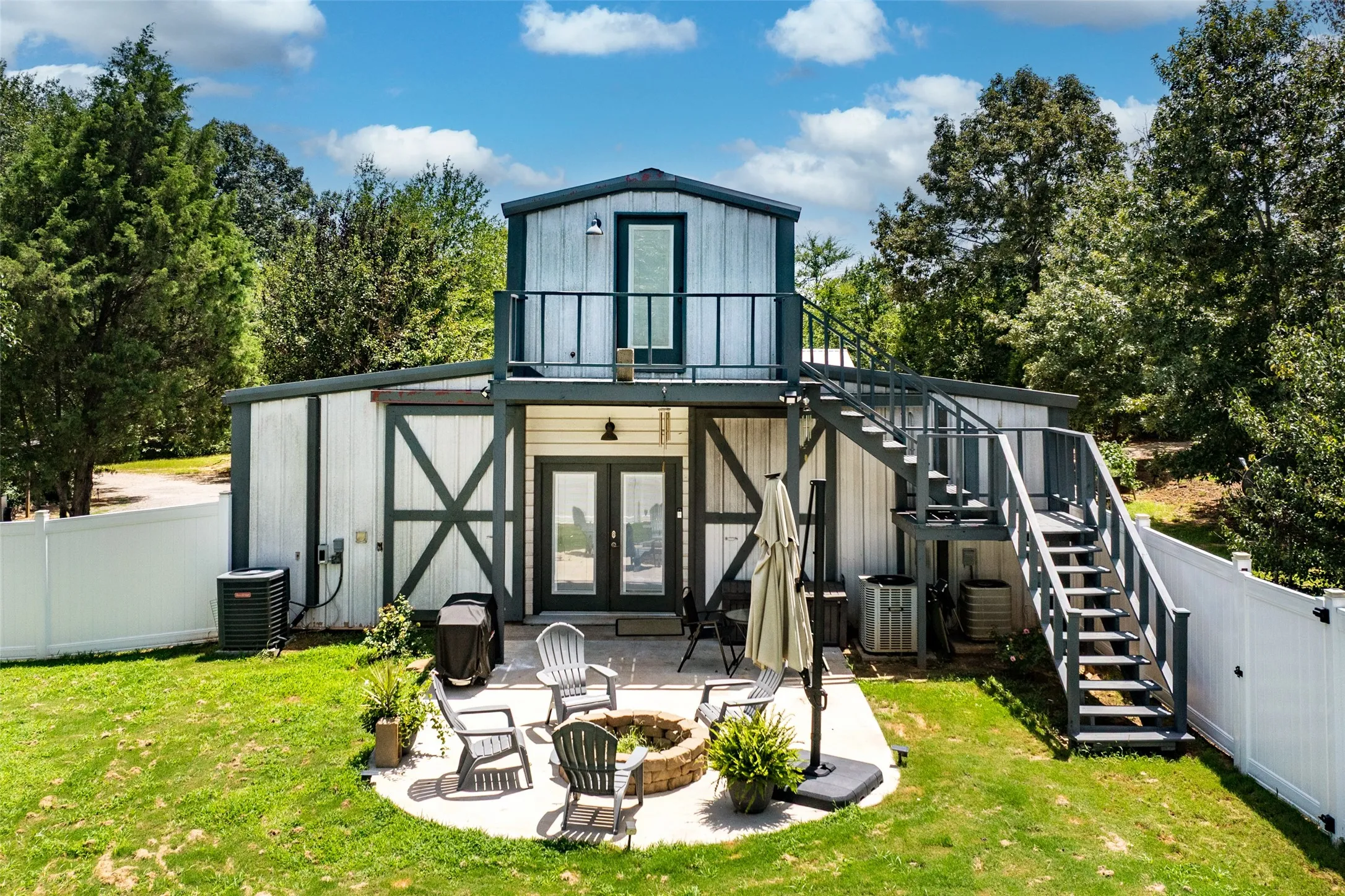Single Family Residence For Sale in Henderson County , 2525 US Highway 175, Athens, Texas 75751, 3 Bedroom, 2 Bathroom, 9 Garage spaces, 2,368 Sqft, built in 2004, mls#21334878, Real Estate Agent in Athens, Homes For Sale in Henderson county, Homes For Sale in Athens, Realtor in Athens Texas, Real Estate Brokerage Independent Realty Texas, Luminita Cordes Realtor