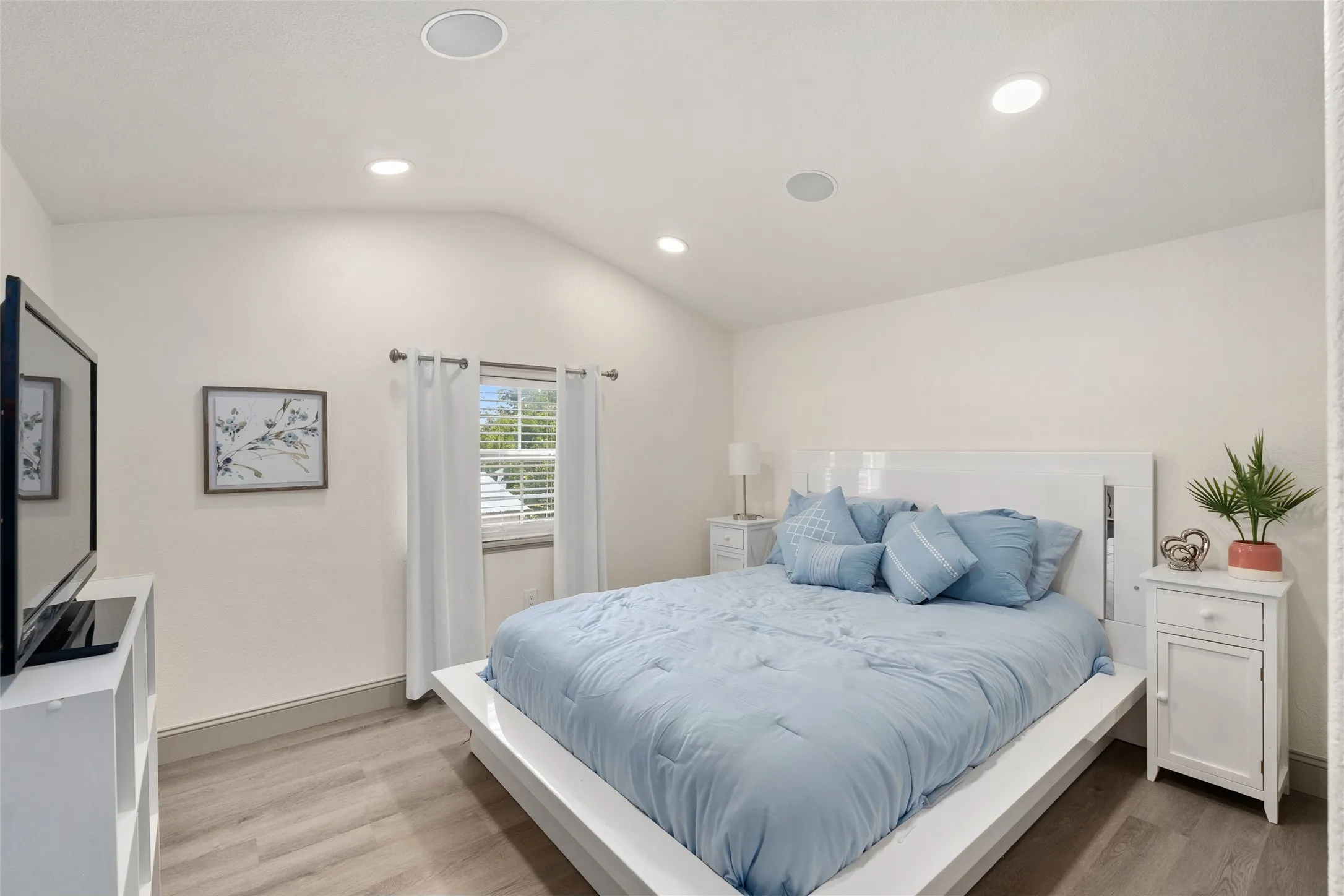 Single Family Residence For Sale in Henderson County , 2525 US Highway 175, Athens, Texas 75751, 3 Bedroom, 2 Bathroom, 9 Garage spaces, 2,368 Sqft, built in 2004, mls#21334878, Real Estate Agent in Athens, Homes For Sale in Henderson county, Homes For Sale in Athens, Realtor in Athens Texas, Real Estate Brokerage Independent Realty Texas, Luminita Cordes Realtor