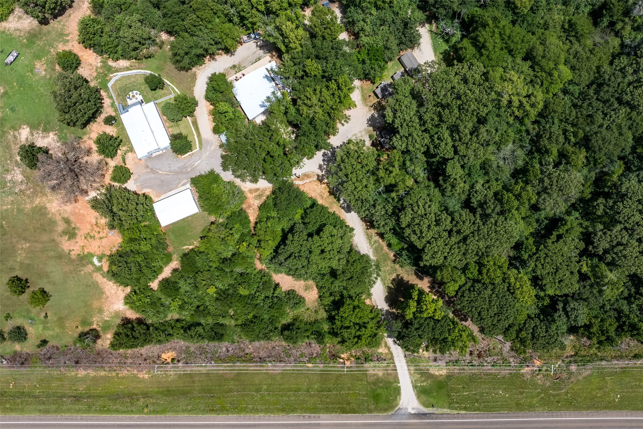 Single Family Residence For Sale in Henderson County , 2525 US Highway 175, Athens, Texas 75751, 3 Bedroom, 2 Bathroom, 9 Garage spaces, 2,368 Sqft, built in 2004, mls#21334878, Real Estate Agent in Athens, Homes For Sale in Henderson county, Homes For Sale in Athens, Realtor in Athens Texas, Real Estate Brokerage Independent Realty Texas, Luminita Cordes Realtor