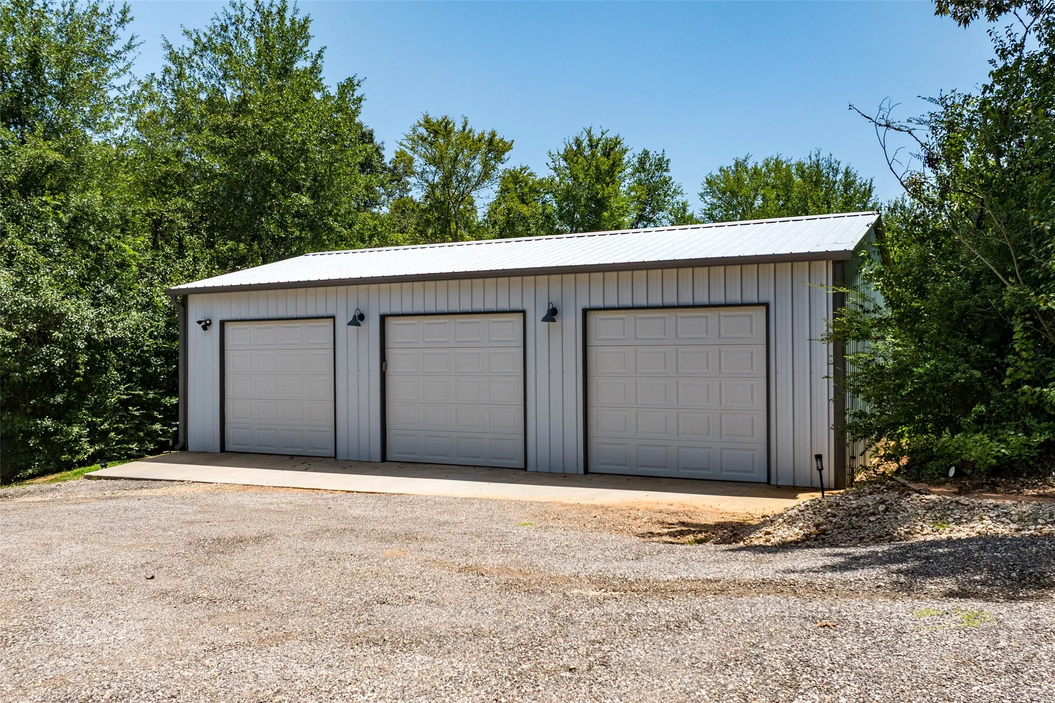 Single Family Residence For Sale in Henderson County , 2525 US Highway 175, Athens, Texas 75751, 3 Bedroom, 2 Bathroom, 9 Garage spaces, 2,368 Sqft, built in 2004, mls#21334878, Real Estate Agent in Athens, Homes For Sale in Henderson county, Homes For Sale in Athens, Realtor in Athens Texas, Real Estate Brokerage Independent Realty Texas, Luminita Cordes Realtor