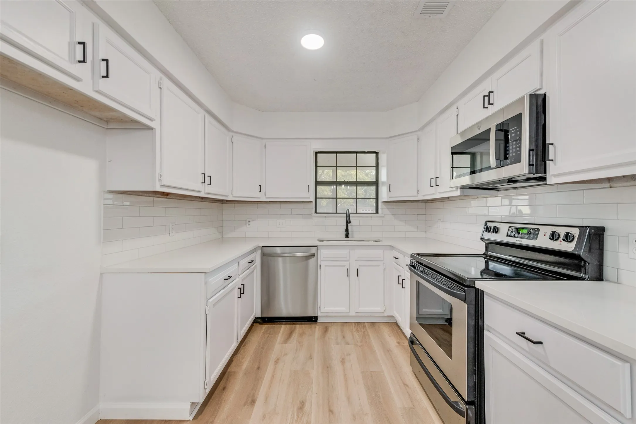 Single Family Residence For Rent in Johnson County , 907 Melanie Lane, Keene, Texas 76059, 4 Bedrooms, 3 Bathrooms, 1 Garage spaces, 1,901 Sqft, built in 1984, Price $2,250, mls#21340687, Real Estate Agent in Keene, Homes For Rent in Johnson county, Homes For Rent in Keene, Realtor in Keene Texas, Real Estate Brokerage Independent Realty Texas, Luminita Cordes Realtor