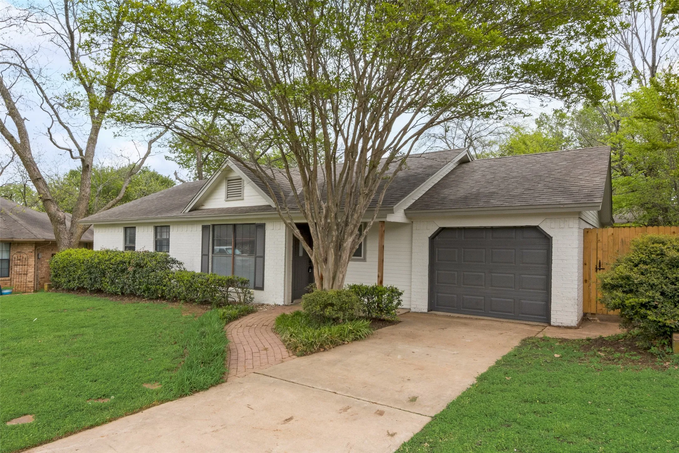 Single Family Residence For Rent in Johnson County , 907 Melanie Lane, Keene, Texas 76059, 4 Bedrooms, 3 Bathrooms, 1 Garage spaces, 1,901 Sqft, built in 1984, Price $2,250, mls#21340687, Real Estate Agent in Keene, Homes For Rent in Johnson county, Homes For Rent in Keene, Realtor in Keene Texas, Real Estate Brokerage Independent Realty Texas, Luminita Cordes Realtor