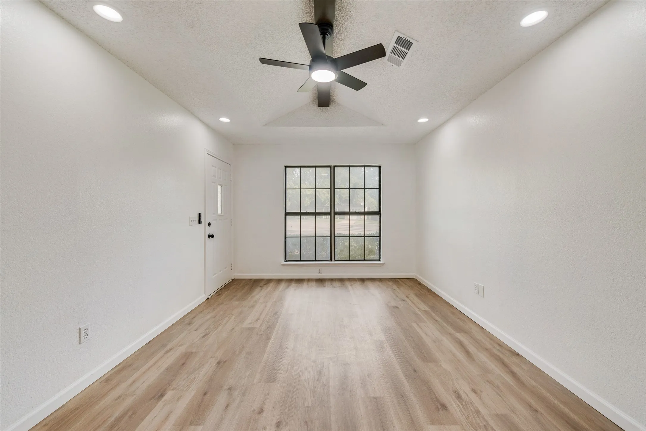 Single Family Residence For Rent in Johnson County , 907 Melanie Lane, Keene, Texas 76059, 4 Bedrooms, 3 Bathrooms, 1 Garage spaces, 1,901 Sqft, built in 1984, Price $2,250, mls#21340687, Real Estate Agent in Keene, Homes For Rent in Johnson county, Homes For Rent in Keene, Realtor in Keene Texas, Real Estate Brokerage Independent Realty Texas, Luminita Cordes Realtor