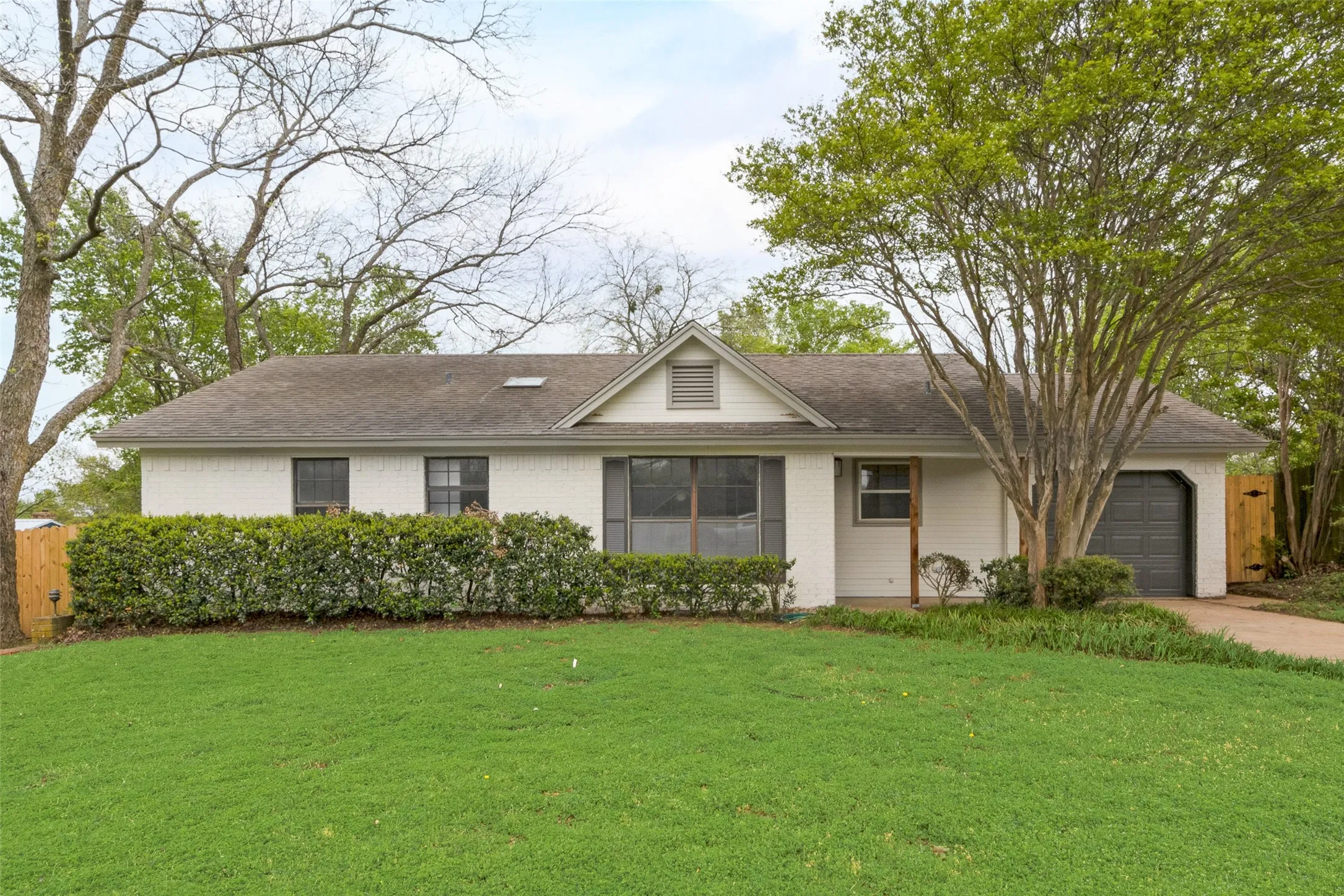 Single Family Residence For Rent in Johnson County , 907 Melanie Lane, Keene, Texas 76059, 4 Bedrooms, 3 Bathrooms, 1 Garage spaces, 1,901 Sqft, built in 1984, Price $2,250, mls#21340687, Real Estate Agent in Keene, Homes For Rent in Johnson county, Homes For Rent in Keene, Realtor in Keene Texas, Real Estate Brokerage Independent Realty Texas, Luminita Cordes Realtor