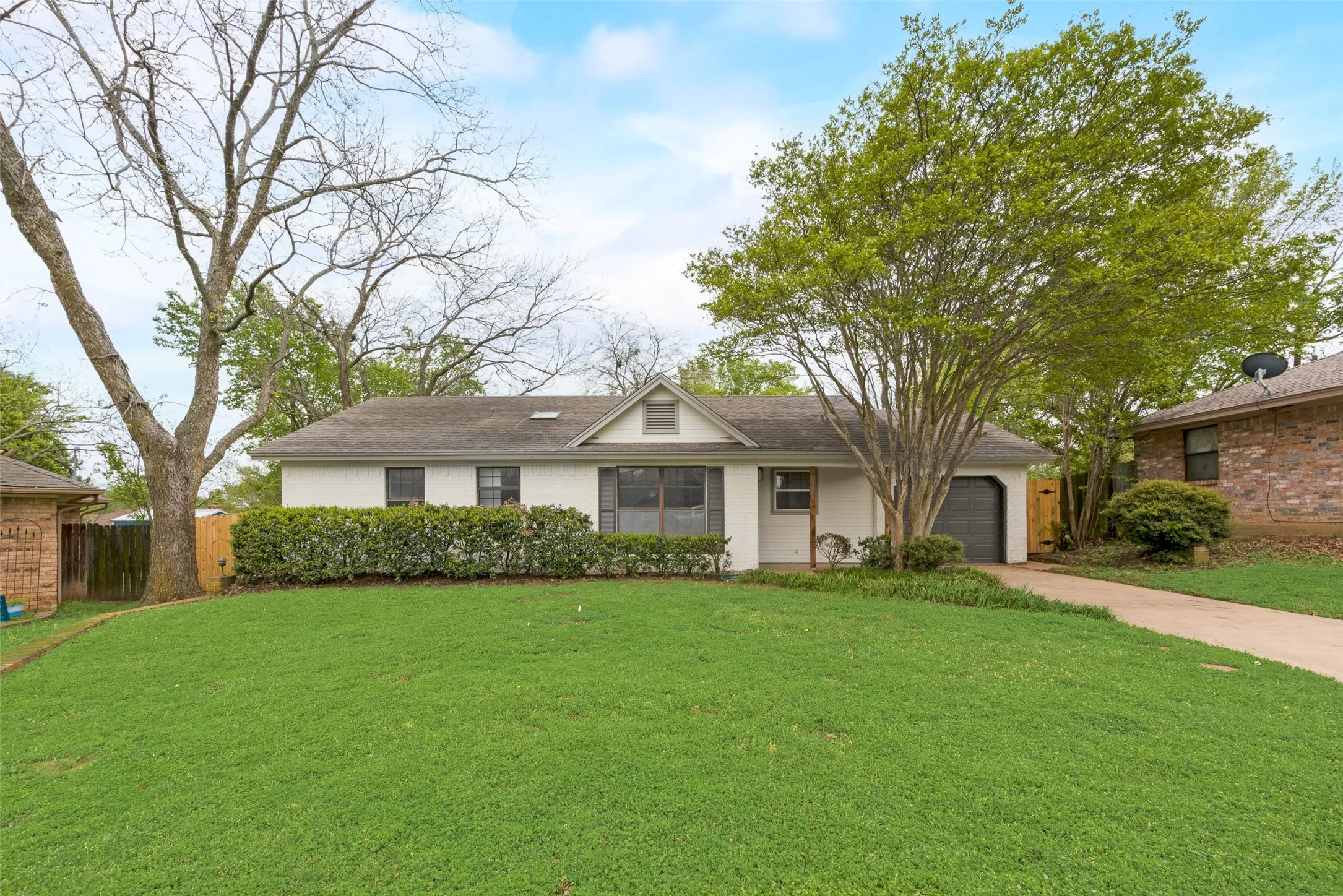 Single Family Residence For Rent in Johnson County , 907 Melanie Lane, Keene, Texas 76059, 4 Bedrooms, 3 Bathrooms, 1 Garage spaces, 1,901 Sqft, built in 1984, Price $2,250, mls#21340687, Real Estate Agent in Keene, Homes For Rent in Johnson county, Homes For Rent in Keene, Realtor in Keene Texas, Real Estate Brokerage Independent Realty Texas, Luminita Cordes Realtor