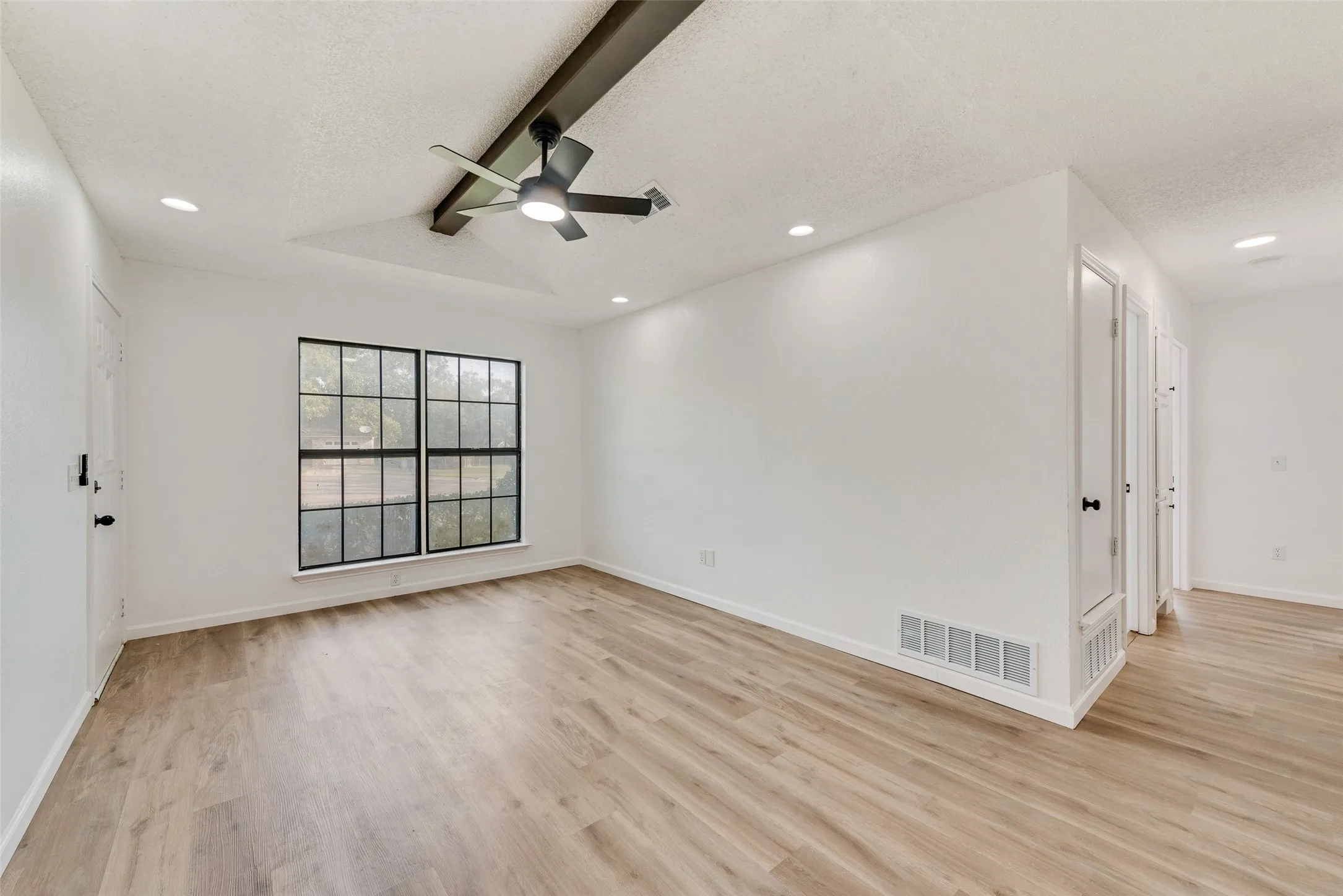 Single Family Residence For Rent in Johnson County , 907 Melanie Lane, Keene, Texas 76059, 4 Bedrooms, 3 Bathrooms, 1 Garage spaces, 1,901 Sqft, built in 1984, Price $2,250, mls#21340687, Real Estate Agent in Keene, Homes For Rent in Johnson county, Homes For Rent in Keene, Realtor in Keene Texas, Real Estate Brokerage Independent Realty Texas, Luminita Cordes Realtor