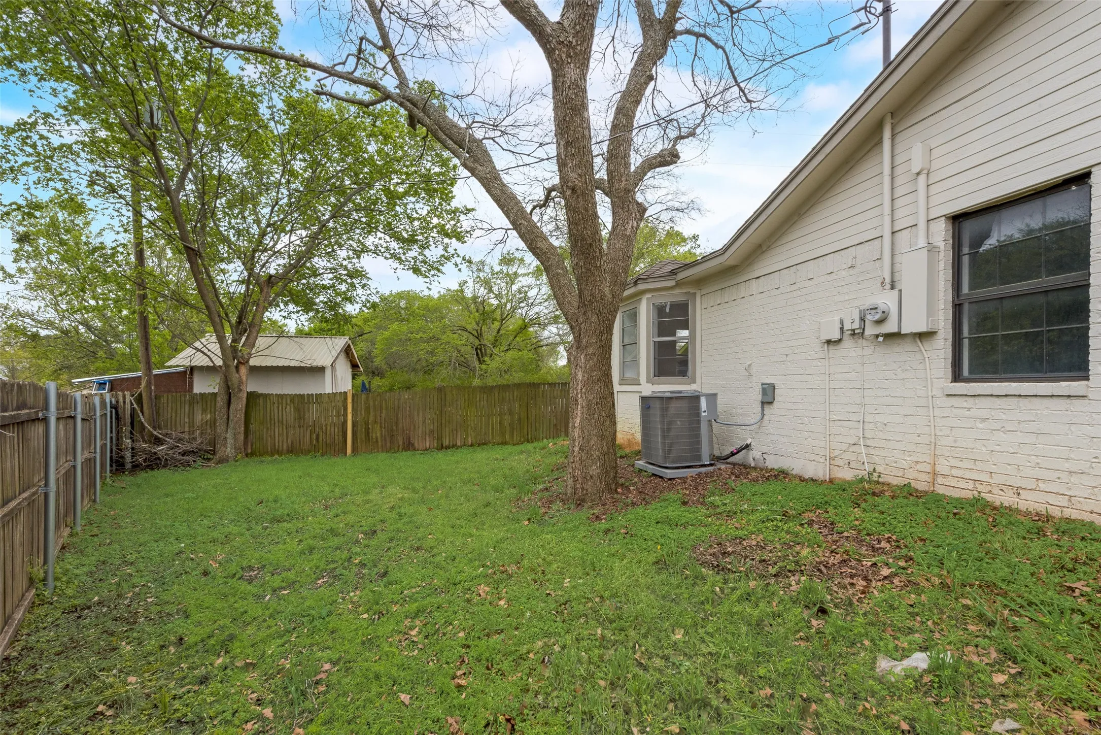 Single Family Residence For Rent in Johnson County , 907 Melanie Lane, Keene, Texas 76059, 4 Bedrooms, 3 Bathrooms, 1 Garage spaces, 1,901 Sqft, built in 1984, Price $2,250, mls#21340687, Real Estate Agent in Keene, Homes For Rent in Johnson county, Homes For Rent in Keene, Realtor in Keene Texas, Real Estate Brokerage Independent Realty Texas, Luminita Cordes Realtor