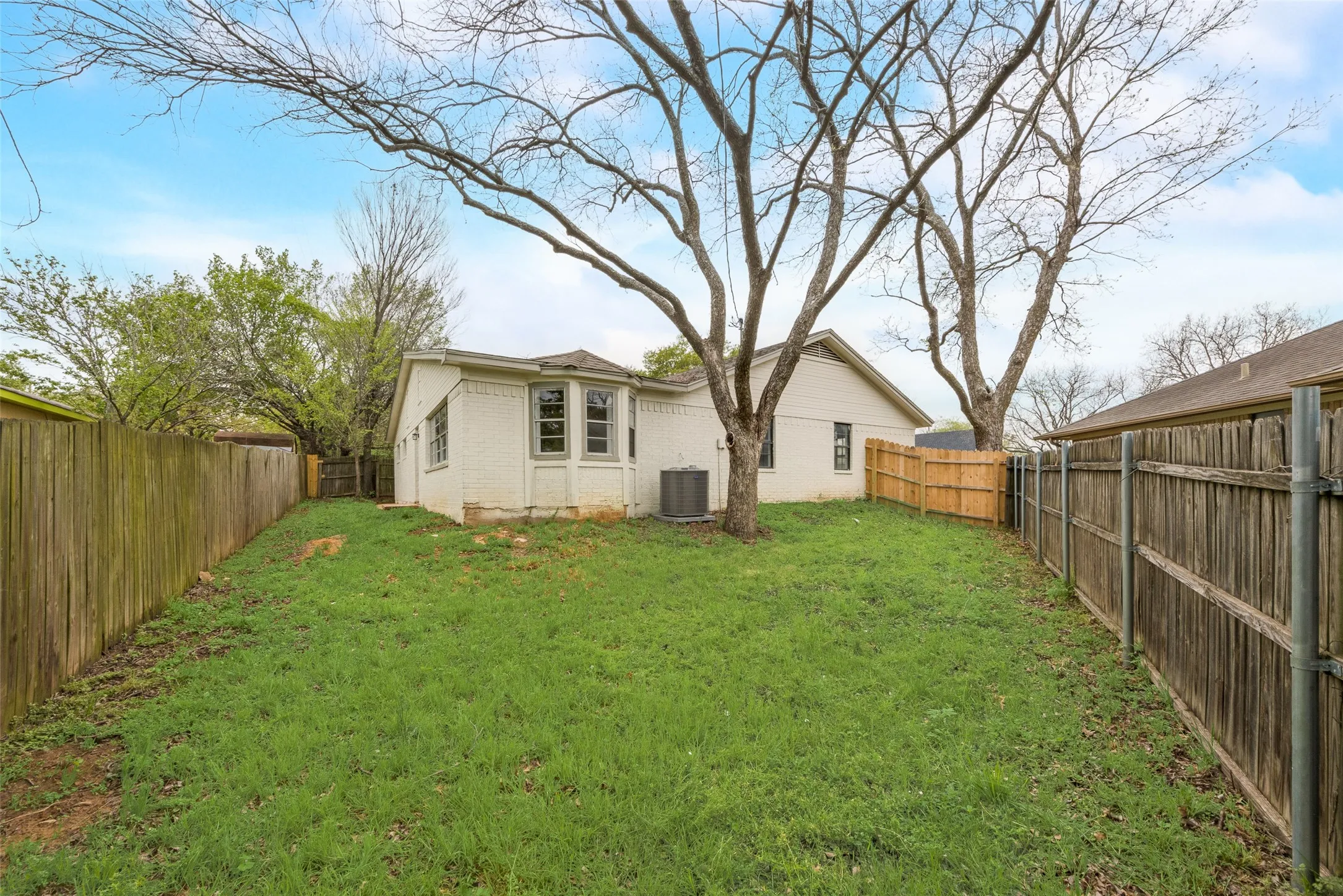 Single Family Residence For Rent in Johnson County , 907 Melanie Lane, Keene, Texas 76059, 4 Bedrooms, 3 Bathrooms, 1 Garage spaces, 1,901 Sqft, built in 1984, Price $2,250, mls#21340687, Real Estate Agent in Keene, Homes For Rent in Johnson county, Homes For Rent in Keene, Realtor in Keene Texas, Real Estate Brokerage Independent Realty Texas, Luminita Cordes Realtor