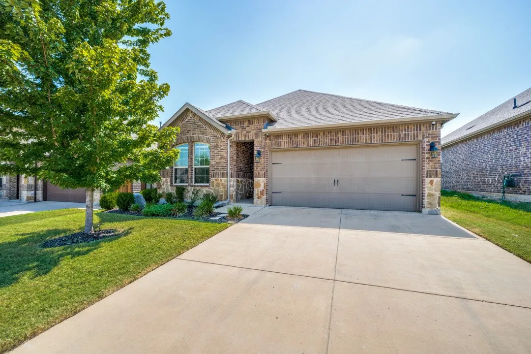 Single Family Residence For Sale in Denton County , 3020 Aransas Avenue, Aubrey, Texas 76227, 3 Bedroom, 2 Bathroom, 2 Garage spaces, 1,517 Sqft, built in 2020, mls#21327065, Real Estate Agent in Aubrey, Homes For Sale in Denton county, Homes For Sale in Aubrey, Realtor in Aubrey Texas, Real Estate Brokerage Independent Realty Texas, Luminita Cordes Realtor