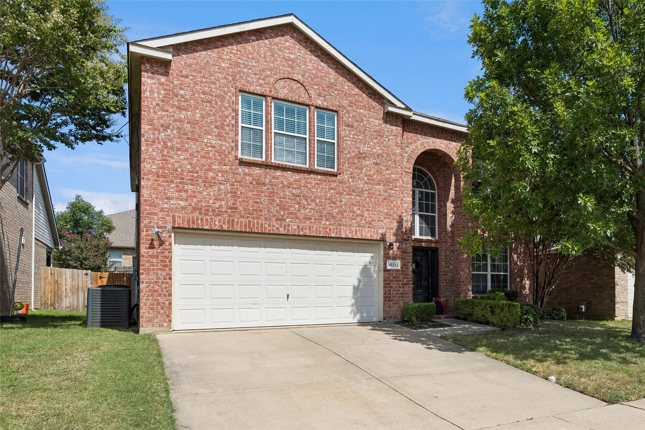 Single Family Residence For Sale in Tarrant County , 10212 Pear Street, Fort Worth, Texas 76244, 5 Bedroom, 4 Bathroom, 2 Garage spaces, 3,130 Sqft, built in 2003, mls#21338080, Real Estate Agent in Fort Worth, Homes For Sale in Tarrant county, Homes For Sale in Fort Worth, Realtor in Fort Worth Texas, Real Estate Brokerage Independent Realty Texas, Luminita Cordes Realtor