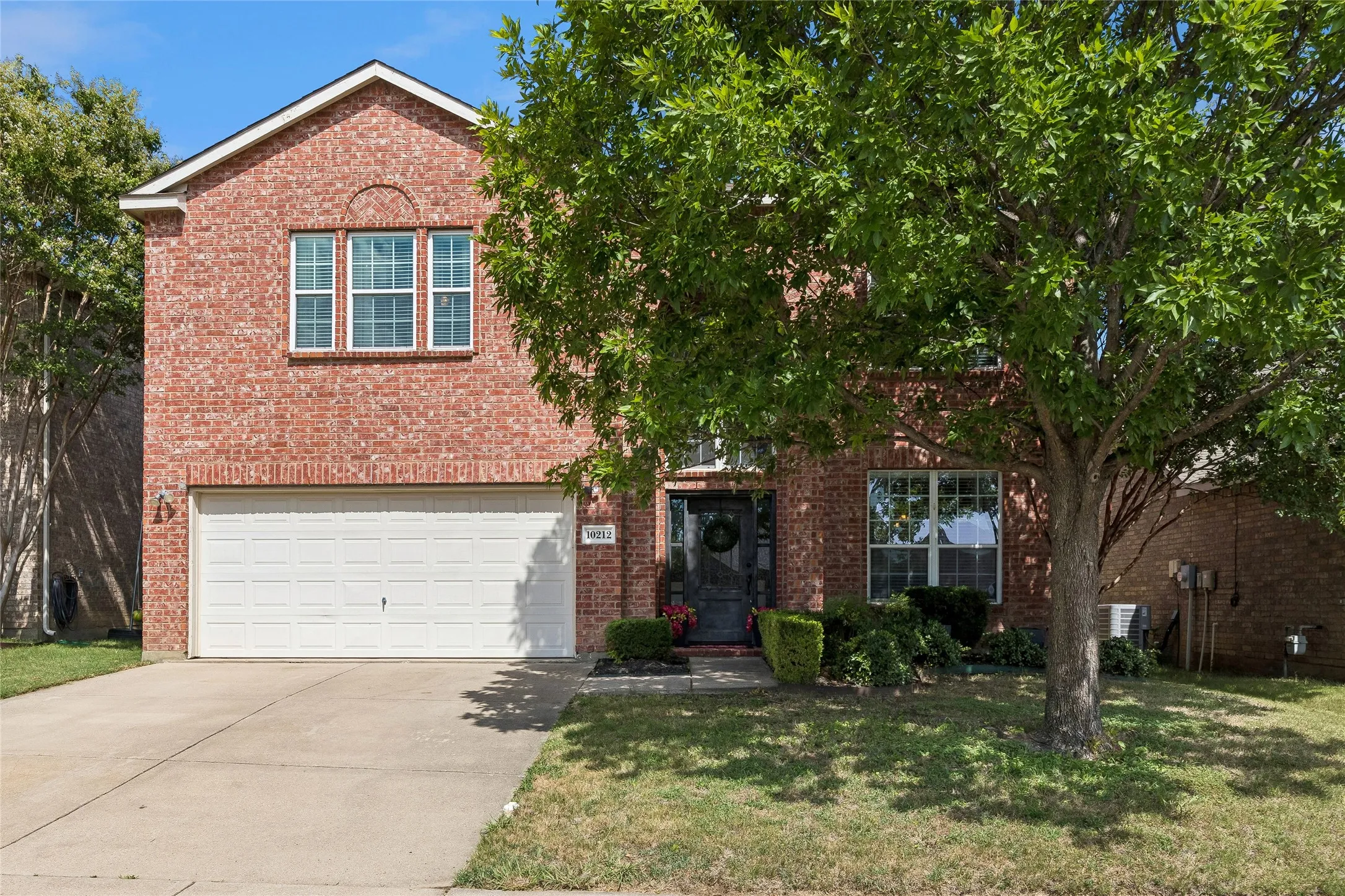 Single Family Residence For Sale in Tarrant County , 10212 Pear Street, Fort Worth, Texas 76244, 5 Bedroom, 4 Bathroom, 2 Garage spaces, 3,130 Sqft, built in 2003, mls#21338080, Real Estate Agent in Fort Worth, Homes For Sale in Tarrant county, Homes For Sale in Fort Worth, Realtor in Fort Worth Texas, Real Estate Brokerage Independent Realty Texas, Luminita Cordes Realtor