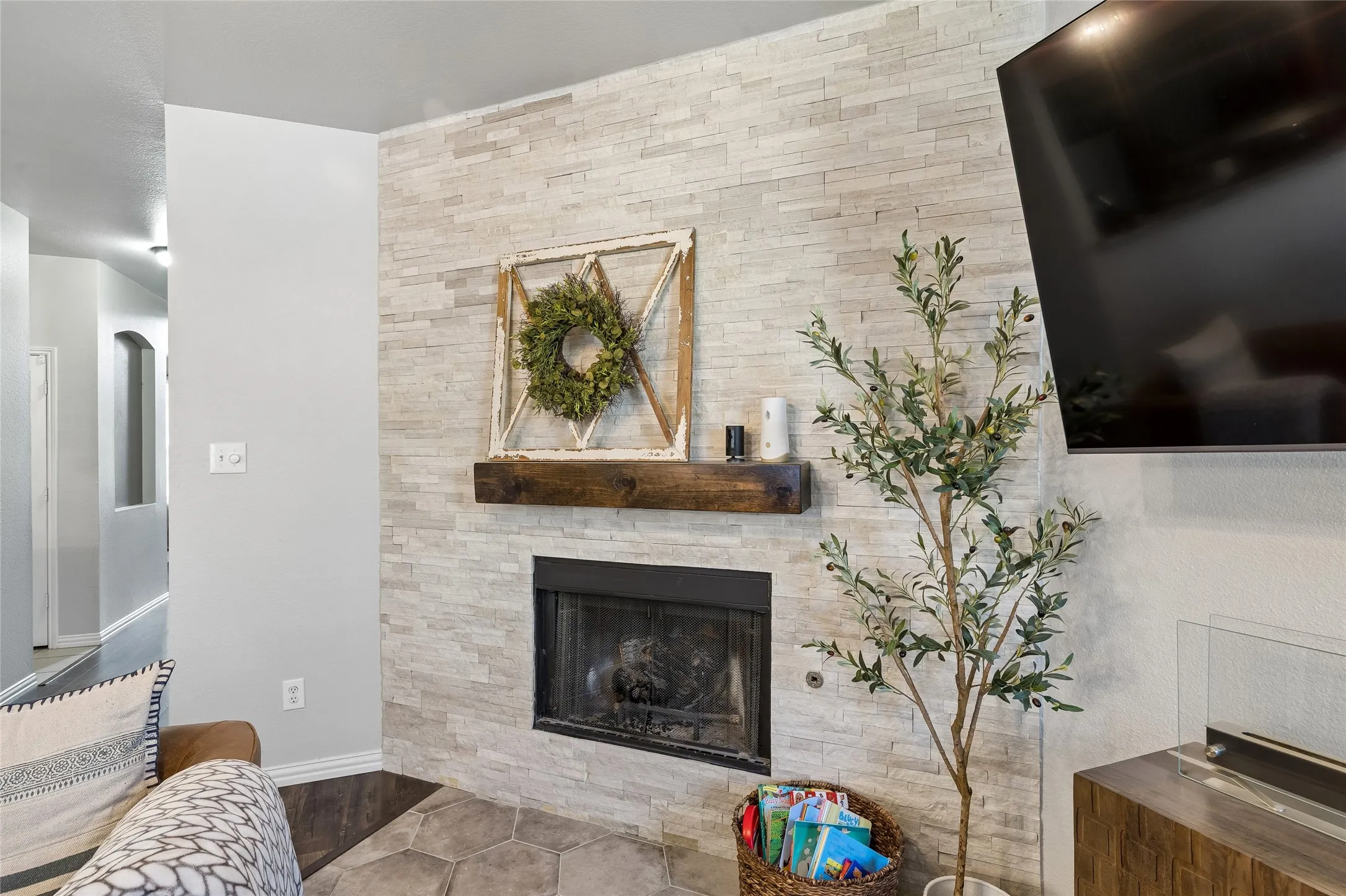 Single Family Residence For Sale in Tarrant County , 10212 Pear Street, Fort Worth, Texas 76244, 5 Bedroom, 4 Bathroom, 2 Garage spaces, 3,130 Sqft, built in 2003, mls#21338080, Real Estate Agent in Fort Worth, Homes For Sale in Tarrant county, Homes For Sale in Fort Worth, Realtor in Fort Worth Texas, Real Estate Brokerage Independent Realty Texas, Luminita Cordes Realtor