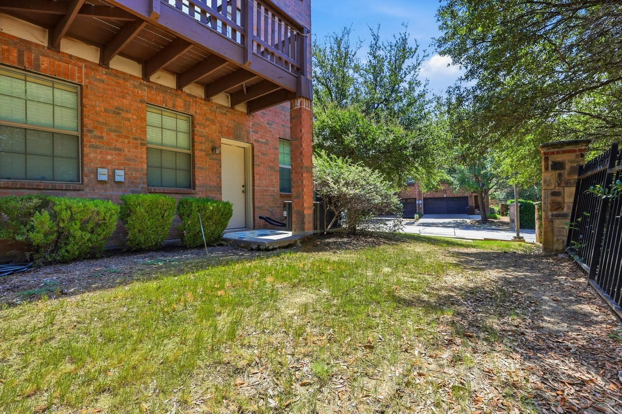 Townhouse For Sale in Dallas County , 1404 Biltmore Lane, Irving, Texas 75063, 4 Bedroom, 4 Bathroom, 2 Garage spaces, 2,273 Sqft, built in 2006, mls#21337556, Real Estate Agent in Irving, Homes For Sale in Dallas county, Homes For Sale in Irving, Realtor in Irving Texas, Real Estate Brokerage Independent Realty Texas, Luminita Cordes Realtor
