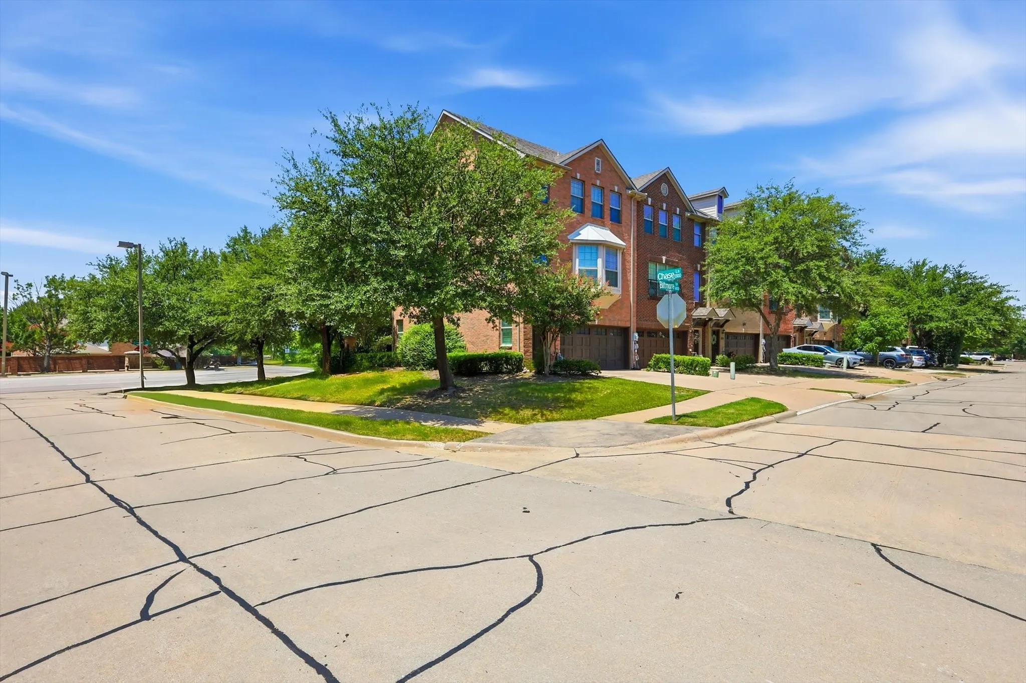Townhouse For Sale in Dallas County , 1404 Biltmore Lane, Irving, Texas 75063, 4 Bedroom, 4 Bathroom, 2 Garage spaces, 2,273 Sqft, built in 2006, mls#21337556, Real Estate Agent in Irving, Homes For Sale in Dallas county, Homes For Sale in Irving, Realtor in Irving Texas, Real Estate Brokerage Independent Realty Texas, Luminita Cordes Realtor