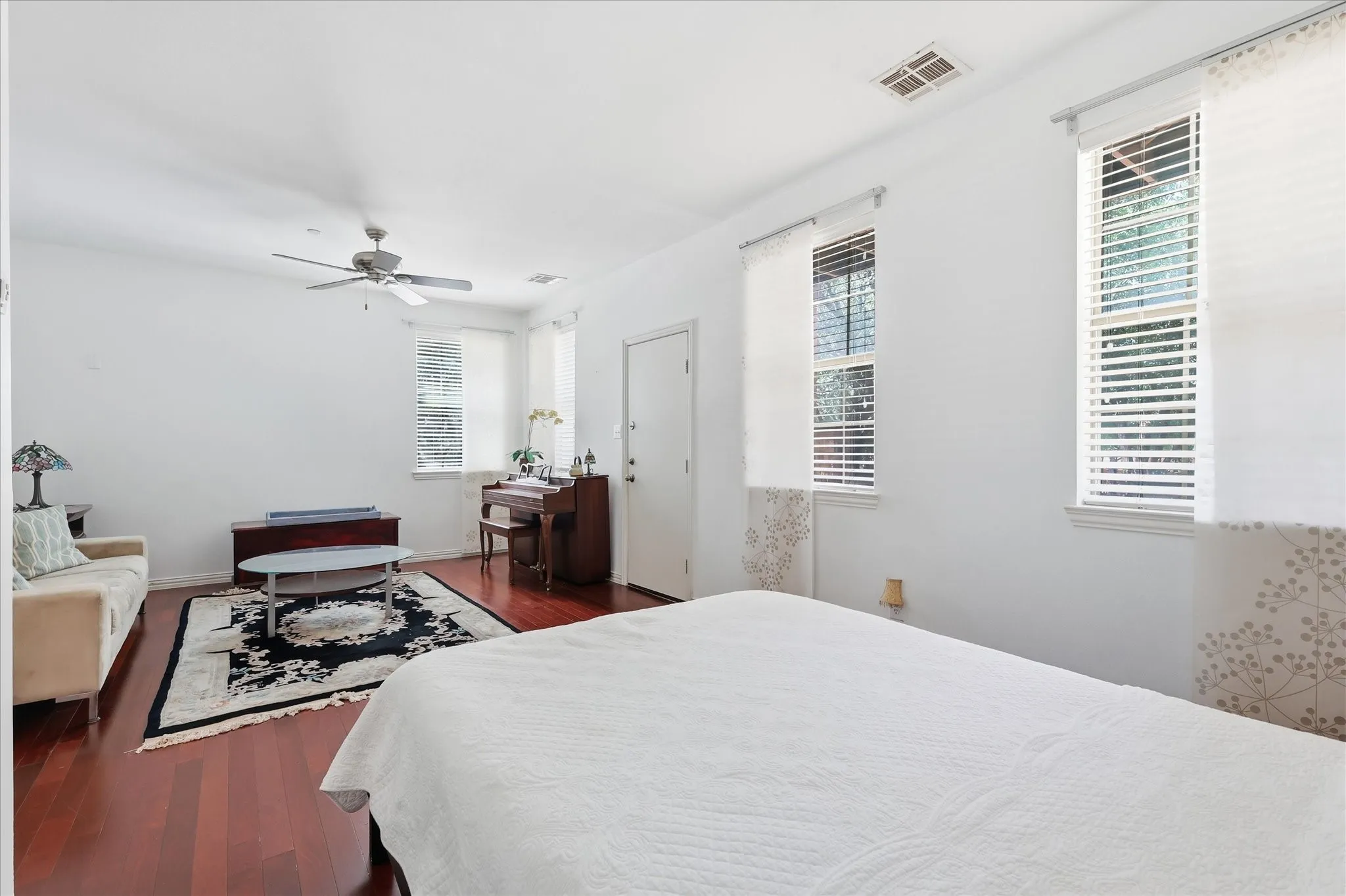 Townhouse For Sale in Dallas County , 1404 Biltmore Lane, Irving, Texas 75063, 4 Bedroom, 4 Bathroom, 2 Garage spaces, 2,273 Sqft, built in 2006, mls#21337556, Real Estate Agent in Irving, Homes For Sale in Dallas county, Homes For Sale in Irving, Realtor in Irving Texas, Real Estate Brokerage Independent Realty Texas, Luminita Cordes Realtor