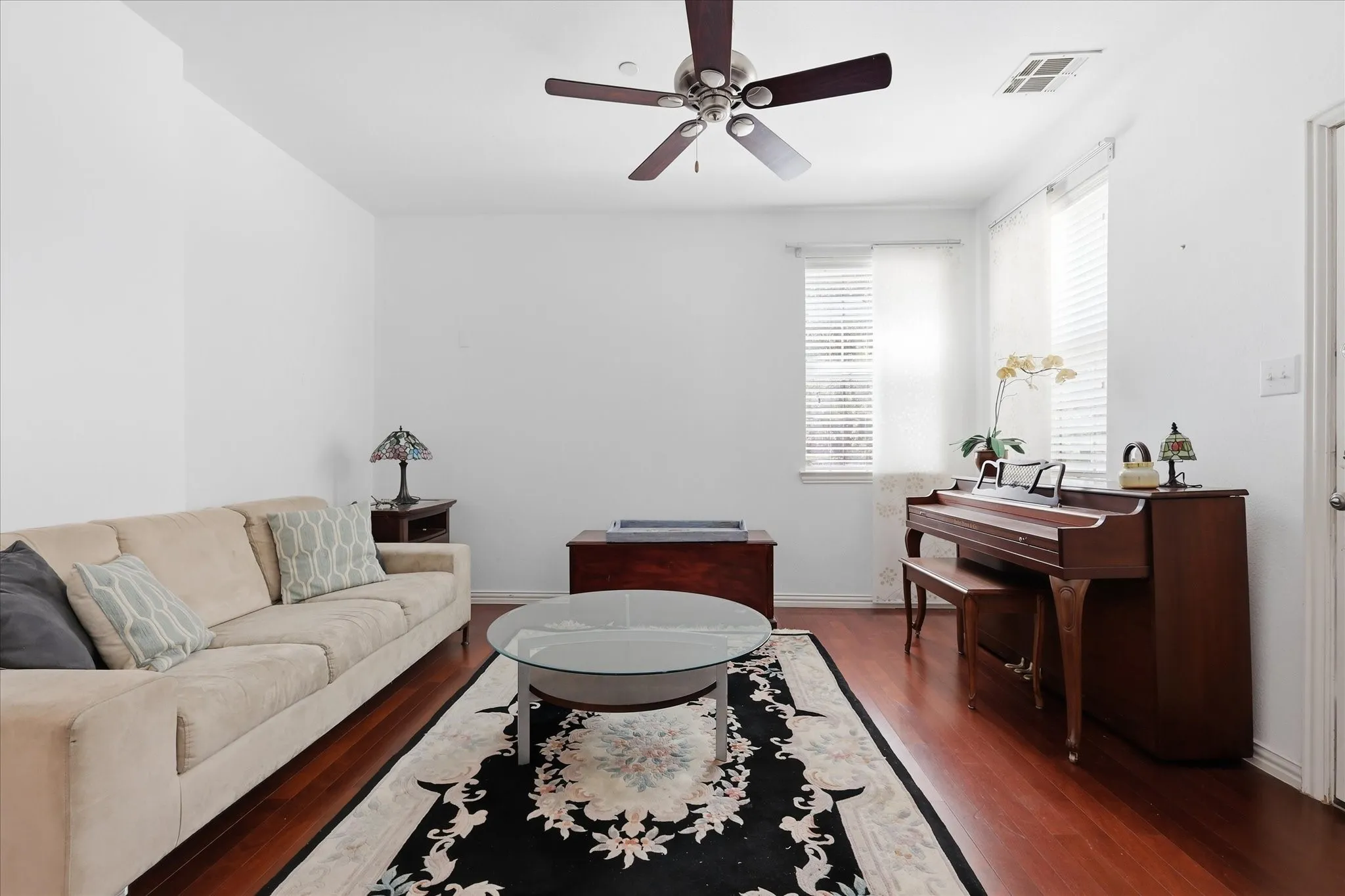 Townhouse For Sale in Dallas County , 1404 Biltmore Lane, Irving, Texas 75063, 4 Bedroom, 4 Bathroom, 2 Garage spaces, 2,273 Sqft, built in 2006, mls#21337556, Real Estate Agent in Irving, Homes For Sale in Dallas county, Homes For Sale in Irving, Realtor in Irving Texas, Real Estate Brokerage Independent Realty Texas, Luminita Cordes Realtor