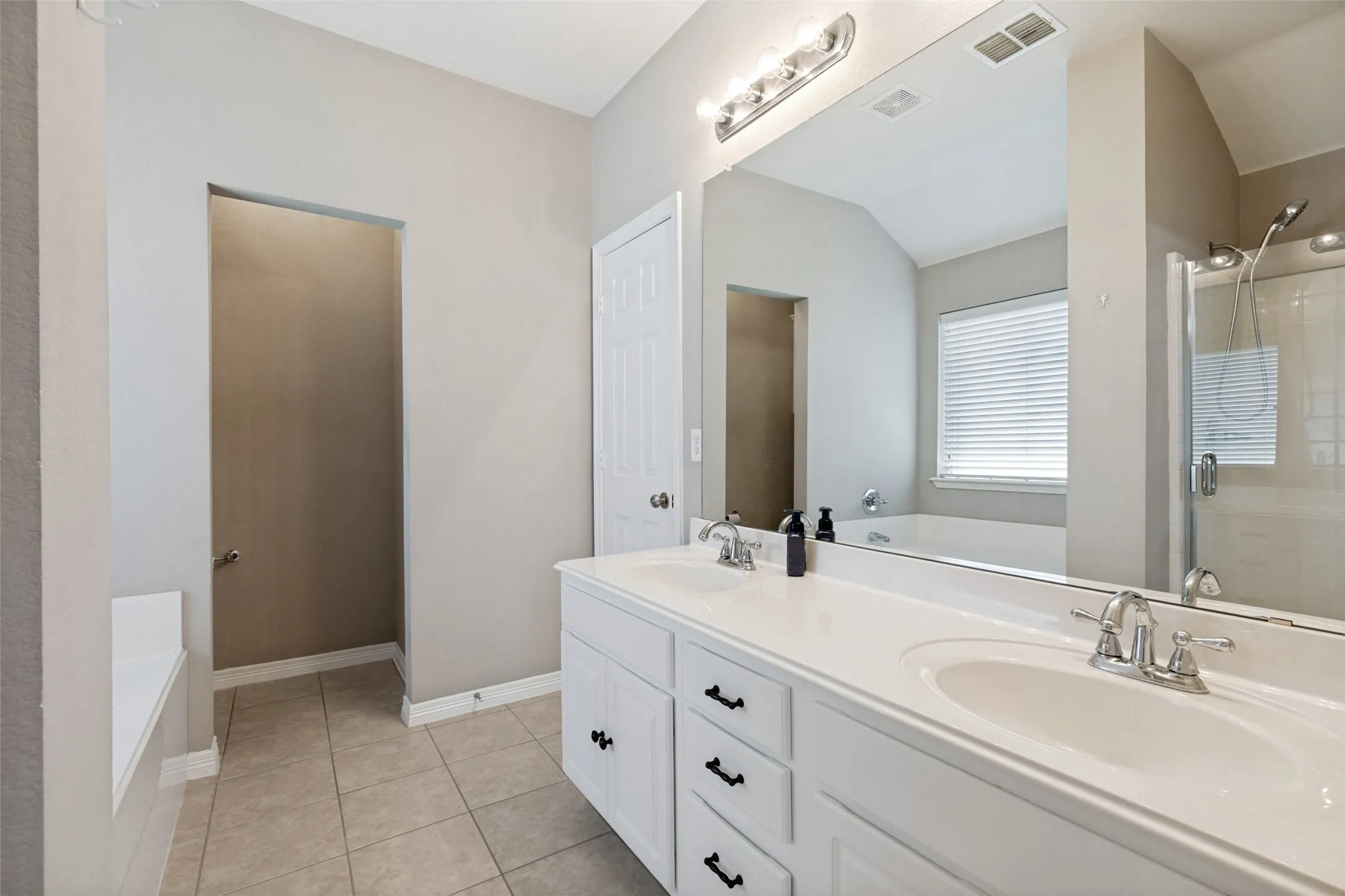 Single Family Residence For Sale in Tarrant County , 6500 Sierra Madre Drive, Fort Worth, Texas 76179, 3 Bedroom, 2 Bathroom, 2 Garage spaces, 1,554 Sqft, built in 2005, mls#21340721, Real Estate Agent in Fort Worth, Homes For Sale in Tarrant county, Homes For Sale in Fort Worth, Realtor in Fort Worth Texas, Real Estate Brokerage Independent Realty Texas, Luminita Cordes Realtor