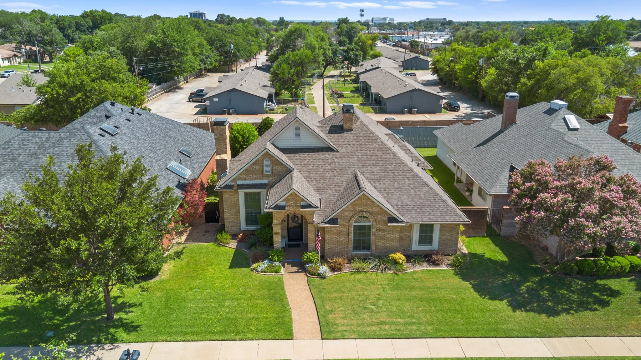 Single Family Residence For Sale in Dallas County , 1000 Murl Drive, Irving, Texas 75062, 3 Bedroom, 2 Bathroom, 2 Garage spaces, 2,122 Sqft, built in 1990, mls#21308616, Real Estate Agent in Irving, Homes For Sale in Dallas county, Homes For Sale in Irving, Realtor in Irving Texas, Real Estate Brokerage Independent Realty Texas, Luminita Cordes Realtor
