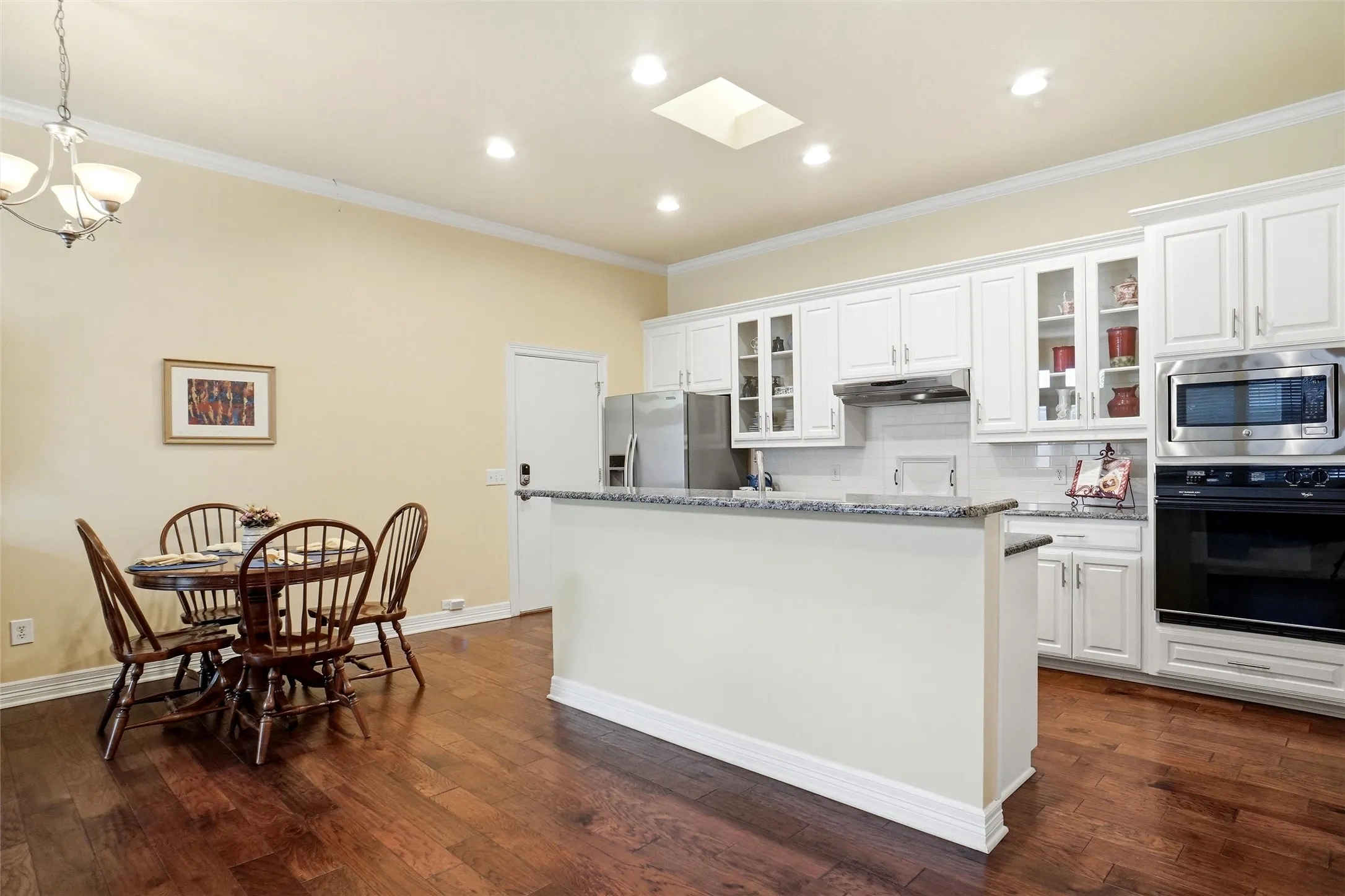 Kitchen island and eating bar.