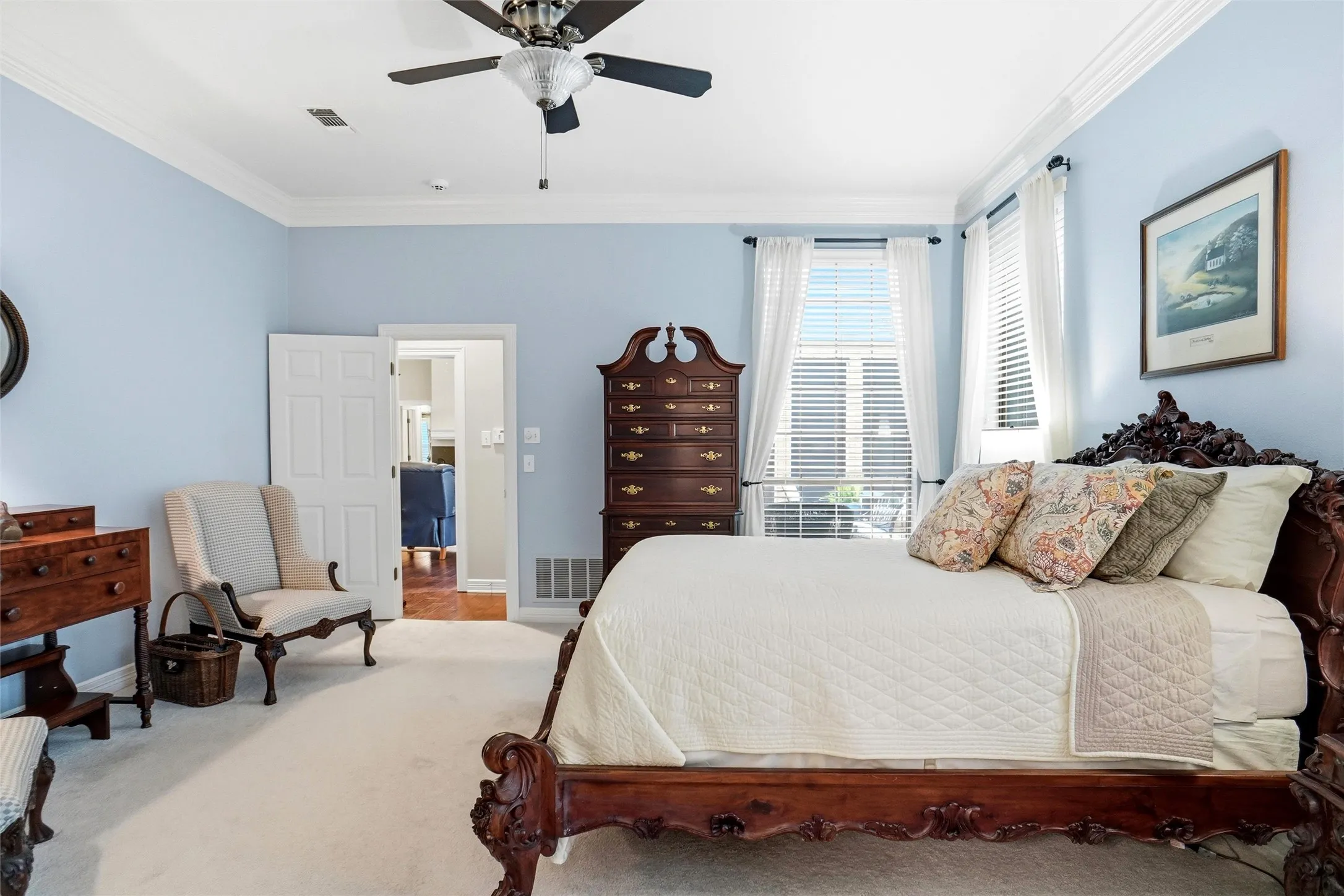 Lots of wall space, crown molding and tall ceilins.