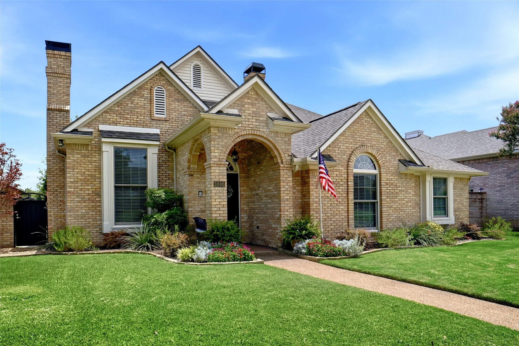 Single Family Residence For Sale in Dallas County , 1000 Murl Drive, Irving, Texas 75062, 3 Bedroom, 2 Bathroom, 2 Garage spaces, 2,122 Sqft, built in 1990, mls#21308616, Real Estate Agent in Irving, Homes For Sale in Dallas county, Homes For Sale in Irving, Realtor in Irving Texas, Real Estate Brokerage Independent Realty Texas, Luminita Cordes Realtor