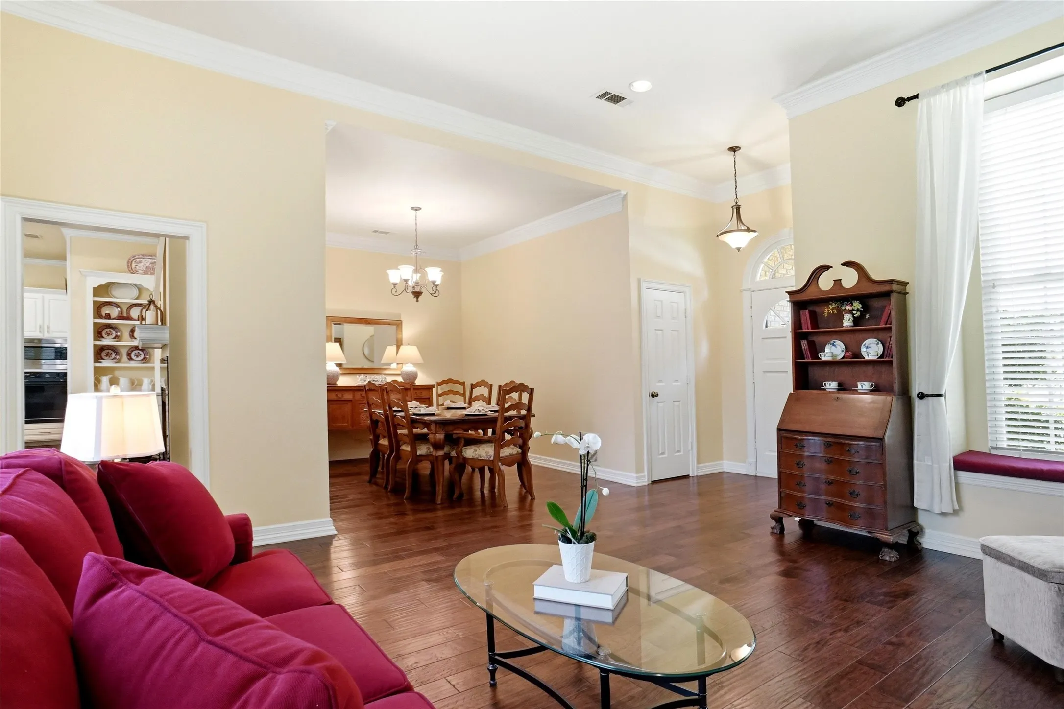 Tall ceilings and natual light with wood blinds