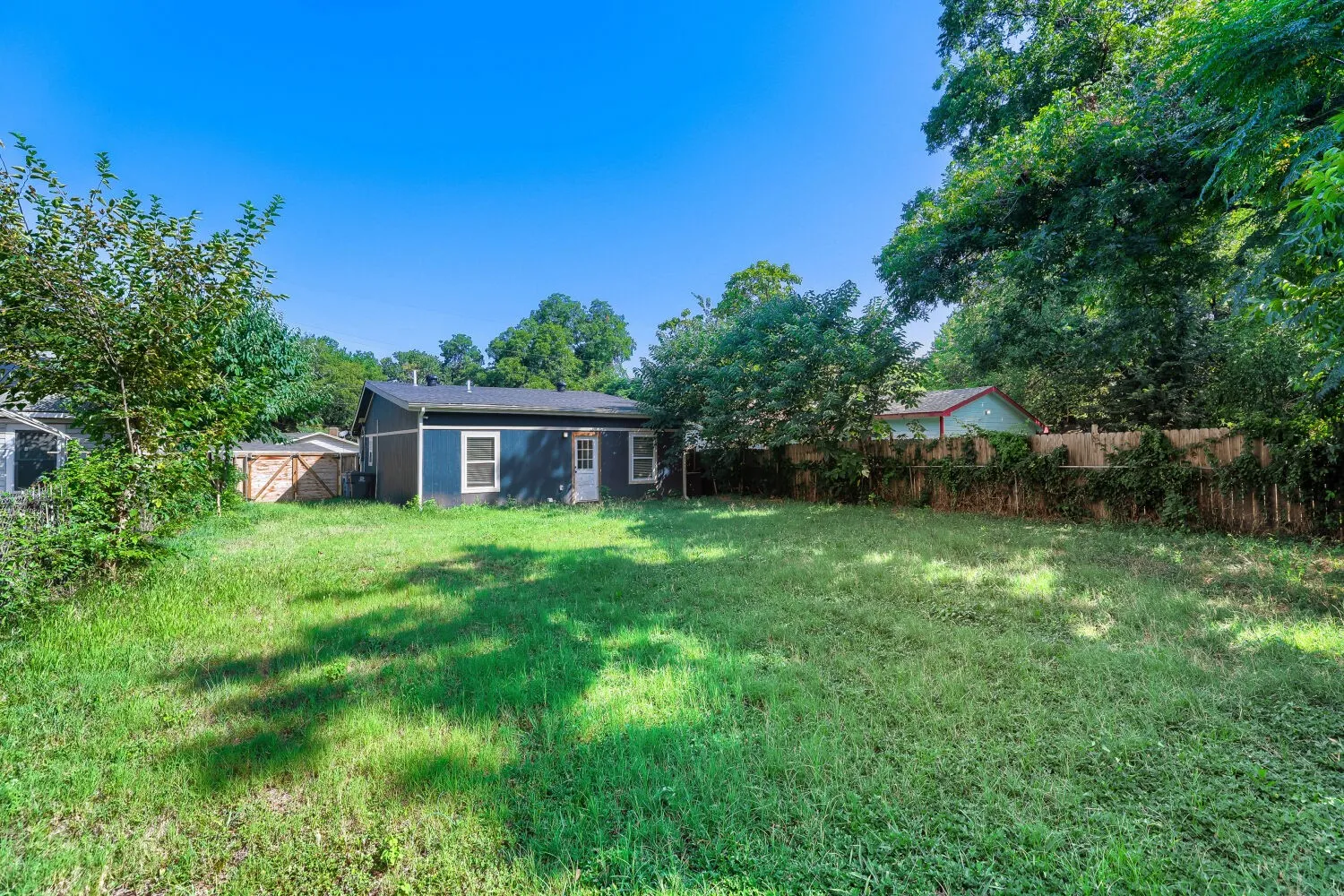 Single Family Residence For Sale in Dallas County , 3522 Kenilworth Street, Dallas, Texas 75210, 3 Bedroom, 2 Bathroom, Garage spaces, 1,064 Sqft, built in 1935, mls#21334342, Real Estate Agent in Dallas, Homes For Sale in Dallas county, Homes For Sale in Dallas, Realtor in Dallas Texas, Real Estate Brokerage Independent Realty Texas, Luminita Cordes Realtor