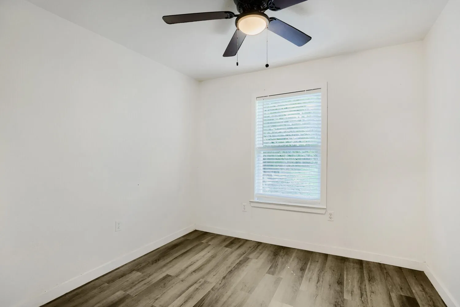 Single Family Residence For Sale in Dallas County , 3522 Kenilworth Street, Dallas, Texas 75210, 3 Bedroom, 2 Bathroom, Garage spaces, 1,064 Sqft, built in 1935, mls#21334342, Real Estate Agent in Dallas, Homes For Sale in Dallas county, Homes For Sale in Dallas, Realtor in Dallas Texas, Real Estate Brokerage Independent Realty Texas, Luminita Cordes Realtor