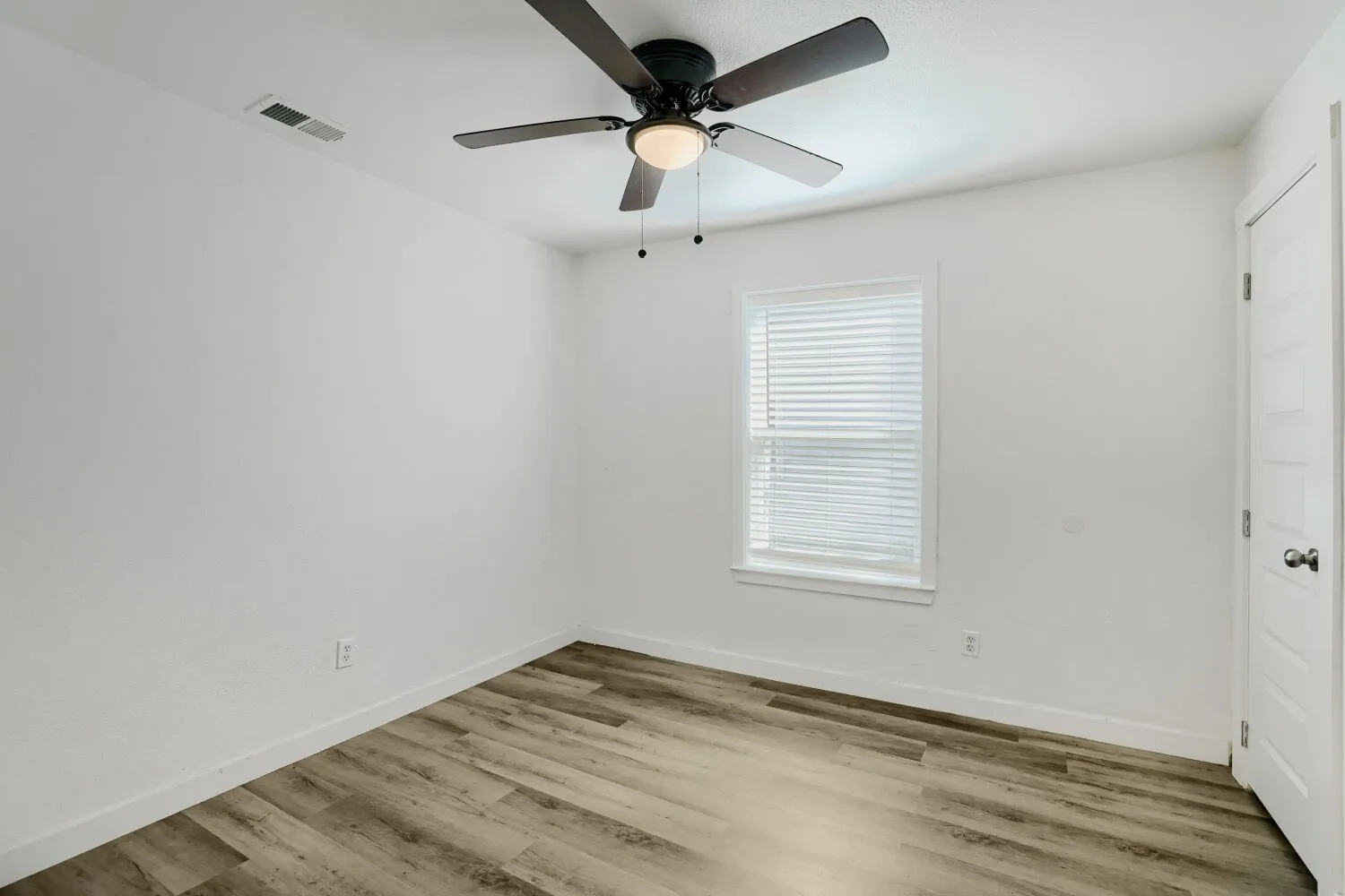 Single Family Residence For Sale in Dallas County , 3522 Kenilworth Street, Dallas, Texas 75210, 3 Bedroom, 2 Bathroom, Garage spaces, 1,064 Sqft, built in 1935, mls#21334342, Real Estate Agent in Dallas, Homes For Sale in Dallas county, Homes For Sale in Dallas, Realtor in Dallas Texas, Real Estate Brokerage Independent Realty Texas, Luminita Cordes Realtor
