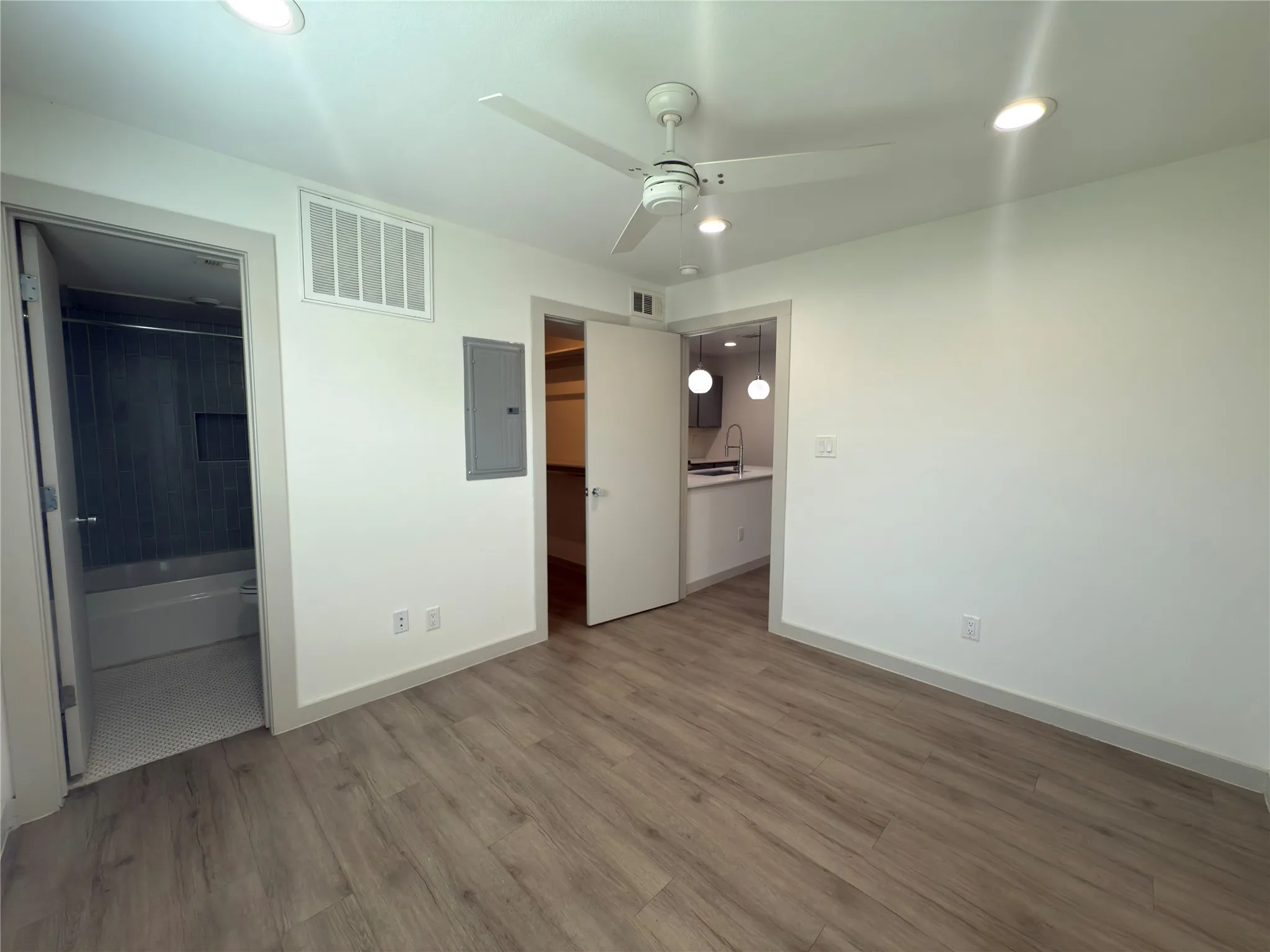 Apartment For Rent in Dallas County , 4526 Munger Avenue 105, Dallas, Texas 75204, 1 Bedroom, 1 Bathroom, Garage spaces, 512 Sqft, built in 1958, mls#21340706, Real Estate Agent in Dallas, Homes For Rent in Dallas county, Homes For Rent in Dallas, Realtor in Dallas Texas, Real Estate Brokerage Independent Realty Texas, Luminita Cordes Realtor