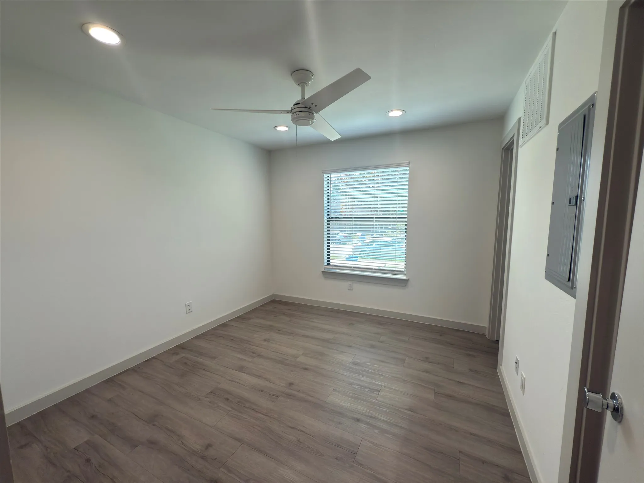 Apartment For Rent in Dallas County , 4526 Munger Avenue 105, Dallas, Texas 75204, 1 Bedroom, 1 Bathroom, Garage spaces, 512 Sqft, built in 1958, mls#21340706, Real Estate Agent in Dallas, Homes For Rent in Dallas county, Homes For Rent in Dallas, Realtor in Dallas Texas, Real Estate Brokerage Independent Realty Texas, Luminita Cordes Realtor