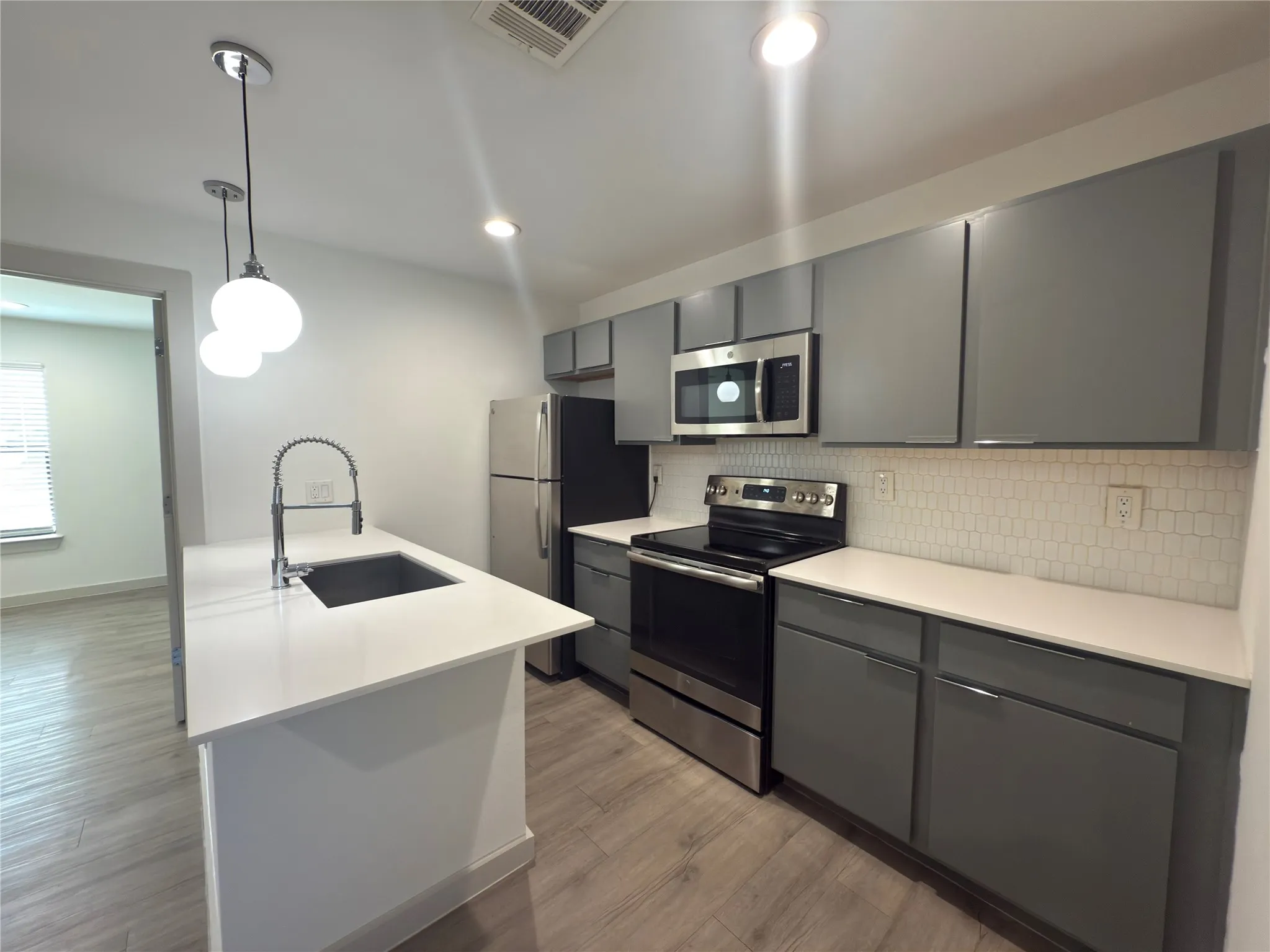 Apartment For Rent in Dallas County , 4526 Munger Avenue 105, Dallas, Texas 75204, 1 Bedroom, 1 Bathroom, Garage spaces, 512 Sqft, built in 1958, mls#21340706, Real Estate Agent in Dallas, Homes For Rent in Dallas county, Homes For Rent in Dallas, Realtor in Dallas Texas, Real Estate Brokerage Independent Realty Texas, Luminita Cordes Realtor