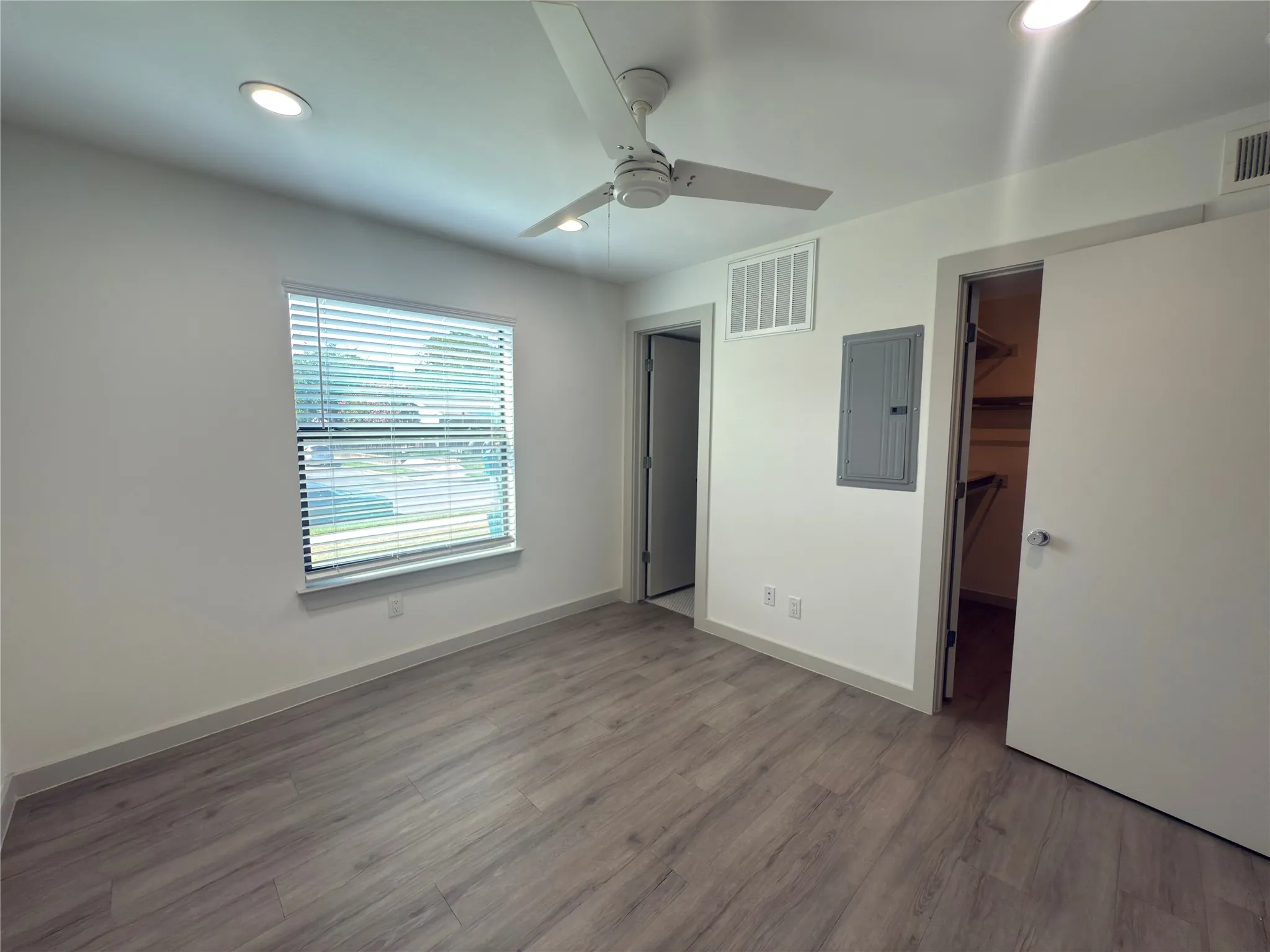 Apartment For Rent in Dallas County , 4526 Munger Avenue 105, Dallas, Texas 75204, 1 Bedroom, 1 Bathroom, Garage spaces, 512 Sqft, built in 1958, mls#21340706, Real Estate Agent in Dallas, Homes For Rent in Dallas county, Homes For Rent in Dallas, Realtor in Dallas Texas, Real Estate Brokerage Independent Realty Texas, Luminita Cordes Realtor