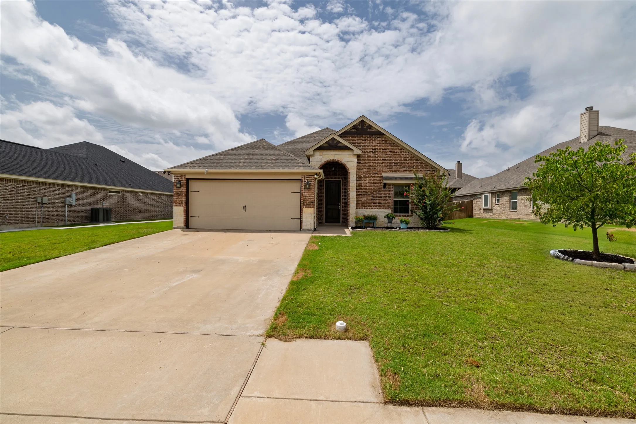 Single Family Residence For Sale in Johnson County , 205 Harp Avenue, Godley, Texas 76044, 3 Bedroom, 2 Bathroom, 2 Garage spaces, 2,010 Sqft, built in 2019, mls#21338596, Real Estate Agent in Godley, Homes For Sale in Johnson county, Homes For Sale in Godley, Realtor in Godley Texas, Real Estate Brokerage Independent Realty Texas, Luminita Cordes Realtor