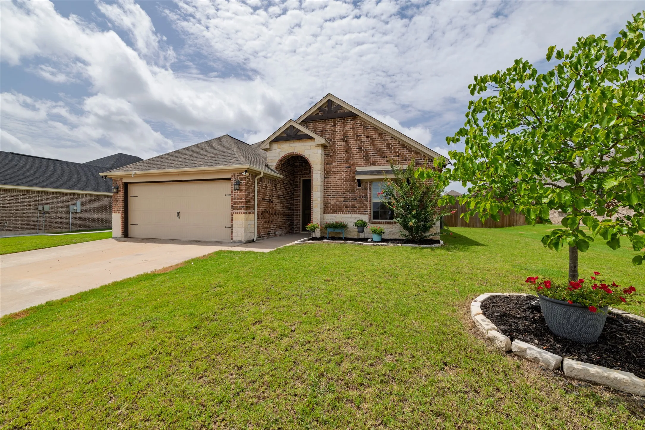 Single Family Residence For Sale in Johnson County , 205 Harp Avenue, Godley, Texas 76044, 3 Bedroom, 2 Bathroom, 2 Garage spaces, 2,010 Sqft, built in 2019, mls#21338596, Real Estate Agent in Godley, Homes For Sale in Johnson county, Homes For Sale in Godley, Realtor in Godley Texas, Real Estate Brokerage Independent Realty Texas, Luminita Cordes Realtor