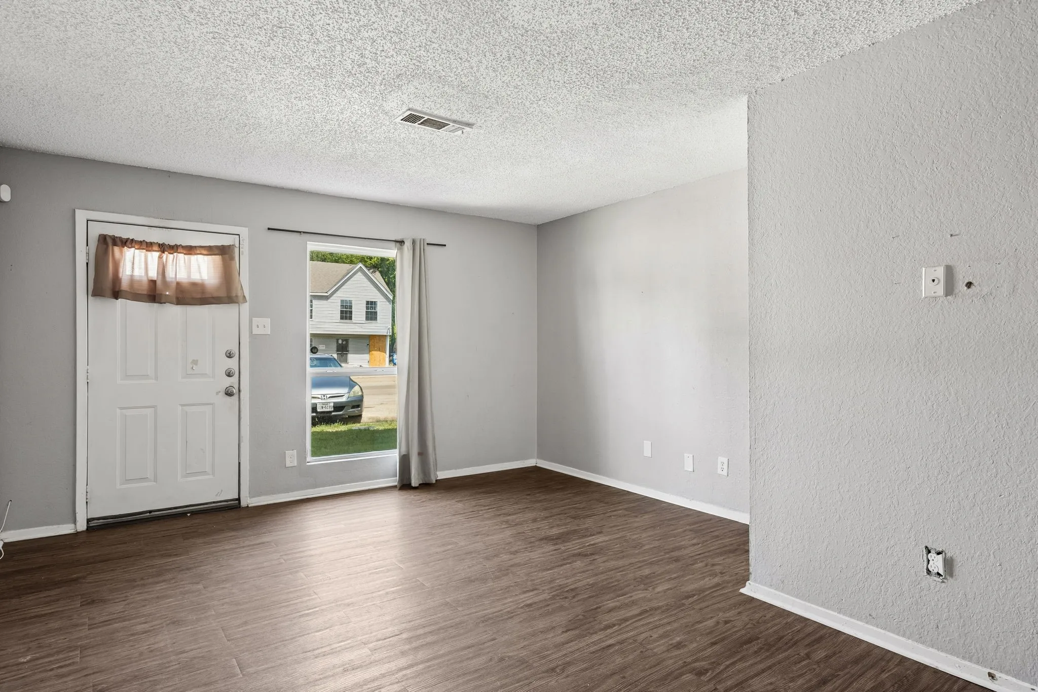 Townhouse For Sale in Dallas County , 2244 Aspen Drive, Dallas, Texas 75227, 2 Bedrooms, 2 Bathrooms, Garage spaces, 915 Sqft, built in 1983, Price $105,000, mls#21335215, Real Estate Agent in Dallas, Homes For Sale in Dallas county, Homes For Sale in Dallas, Realtor in Dallas Texas, Real Estate Brokerage Independent Realty Texas, Luminita Cordes Realtor