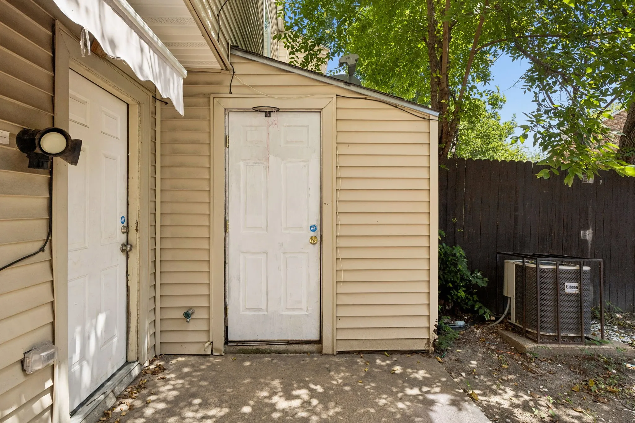 Townhouse For Sale in Dallas County , 2244 Aspen Drive, Dallas, Texas 75227, 2 Bedrooms, 2 Bathrooms, Garage spaces, 915 Sqft, built in 1983, Price $105,000, mls#21335215, Real Estate Agent in Dallas, Homes For Sale in Dallas county, Homes For Sale in Dallas, Realtor in Dallas Texas, Real Estate Brokerage Independent Realty Texas, Luminita Cordes Realtor