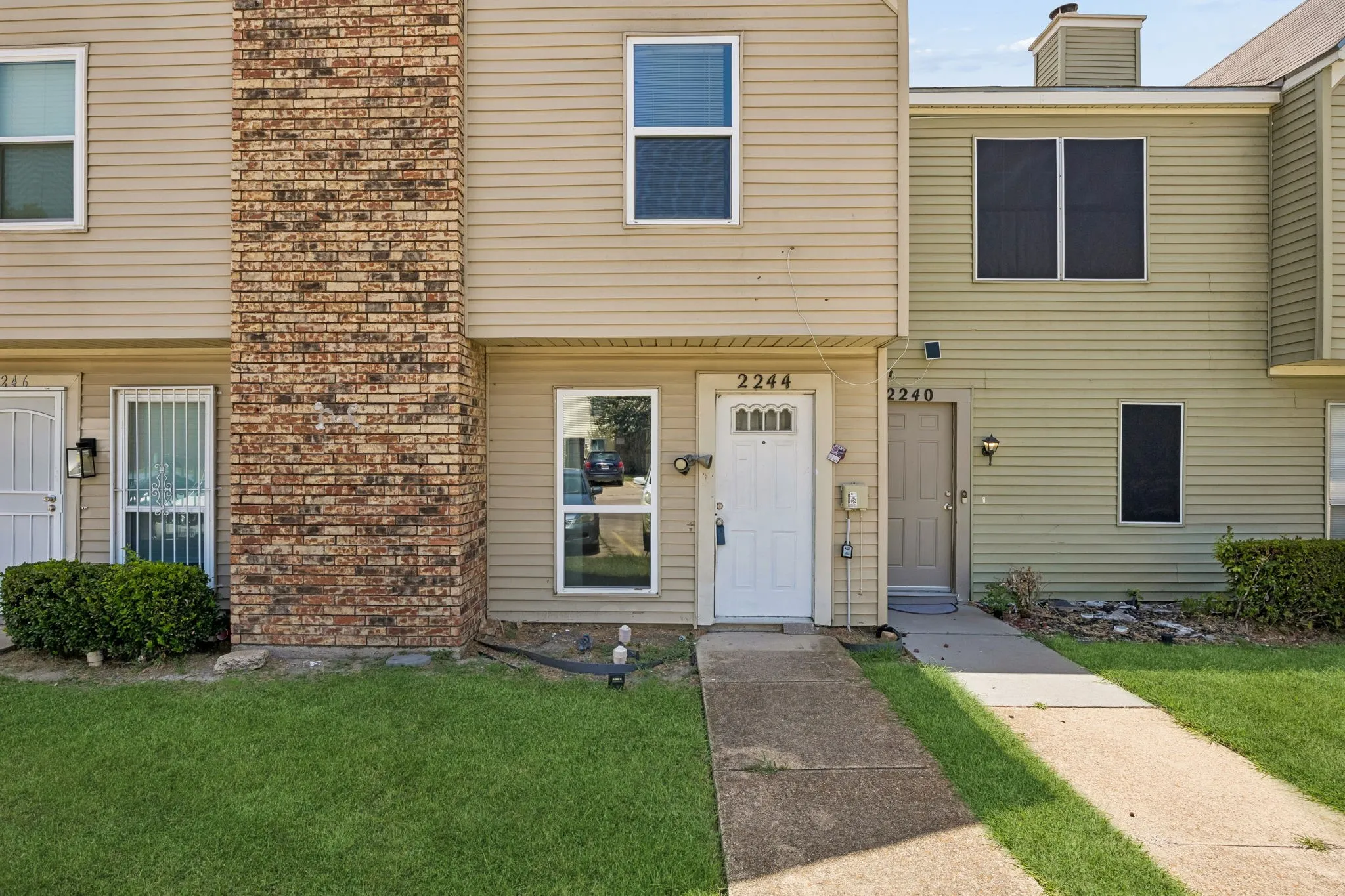 Townhouse For Sale in Dallas County , 2244 Aspen Drive, Dallas, Texas 75227, 2 Bedrooms, 2 Bathrooms, Garage spaces, 915 Sqft, built in 1983, Price $105,000, mls#21335215, Real Estate Agent in Dallas, Homes For Sale in Dallas county, Homes For Sale in Dallas, Realtor in Dallas Texas, Real Estate Brokerage Independent Realty Texas, Luminita Cordes Realtor