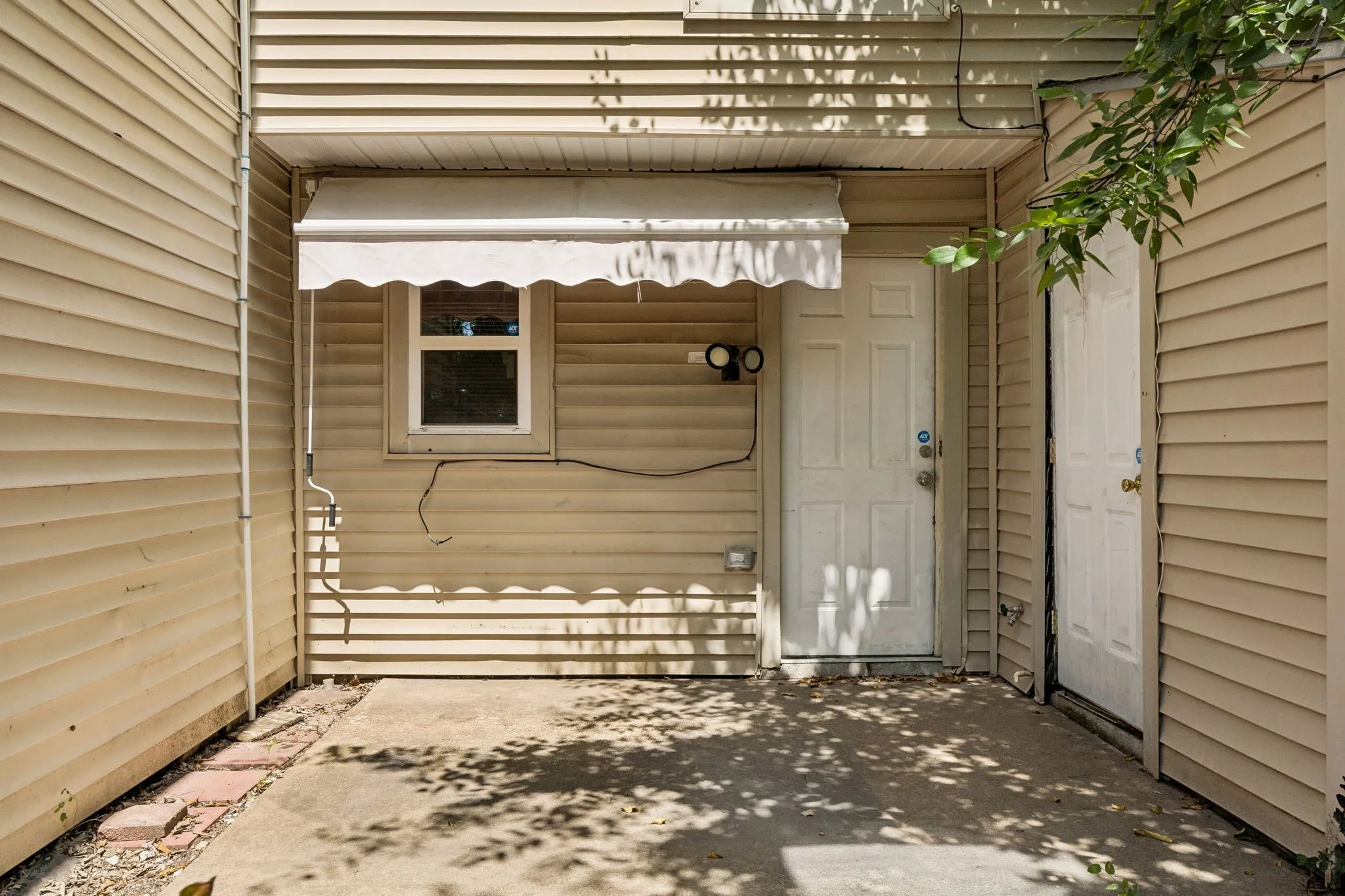 Townhouse For Sale in Dallas County , 2244 Aspen Drive, Dallas, Texas 75227, 2 Bedrooms, 2 Bathrooms, Garage spaces, 915 Sqft, built in 1983, Price $105,000, mls#21335215, Real Estate Agent in Dallas, Homes For Sale in Dallas county, Homes For Sale in Dallas, Realtor in Dallas Texas, Real Estate Brokerage Independent Realty Texas, Luminita Cordes Realtor