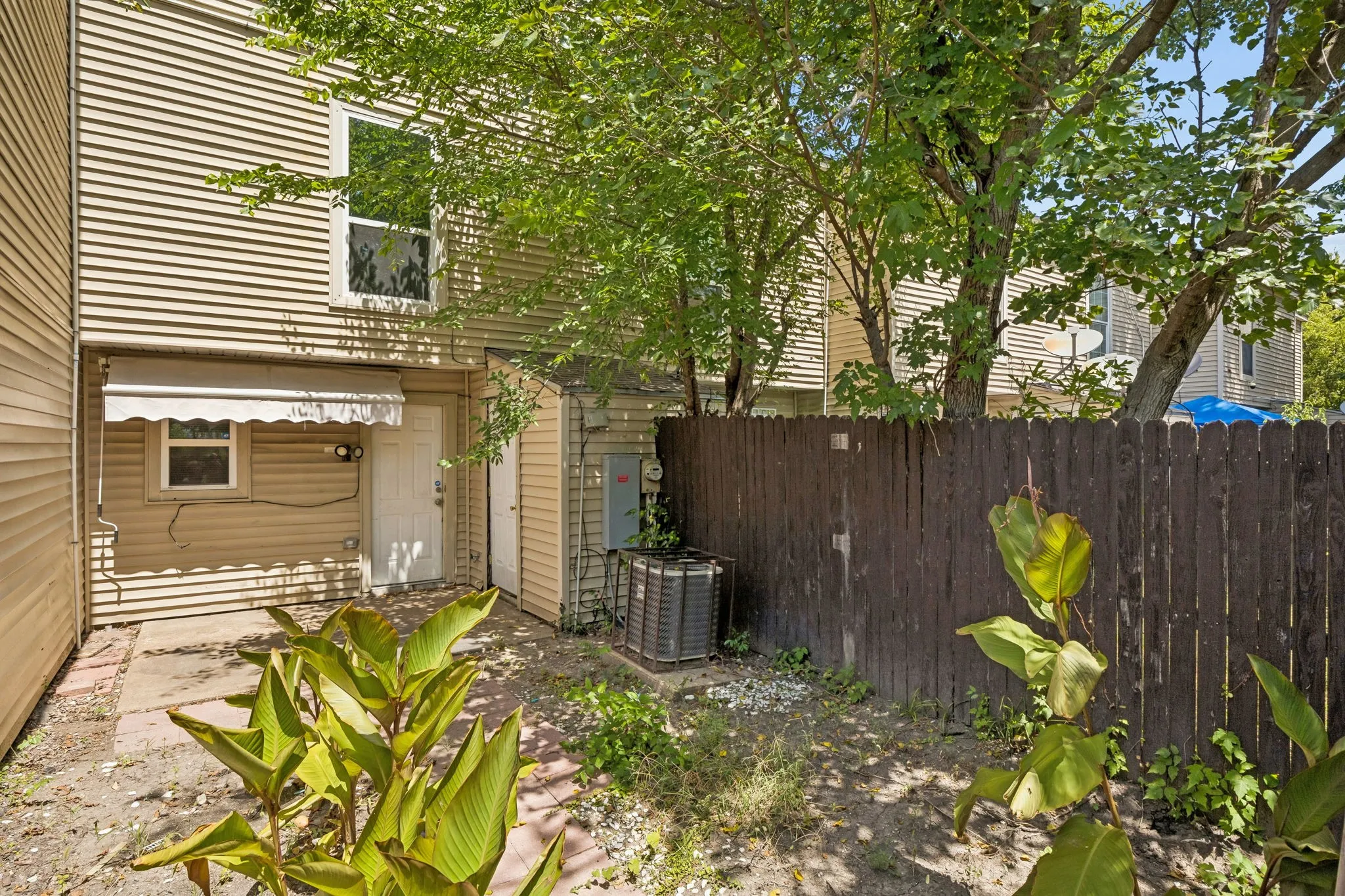 Townhouse For Sale in Dallas County , 2244 Aspen Drive, Dallas, Texas 75227, 2 Bedrooms, 2 Bathrooms, Garage spaces, 915 Sqft, built in 1983, Price $105,000, mls#21335215, Real Estate Agent in Dallas, Homes For Sale in Dallas county, Homes For Sale in Dallas, Realtor in Dallas Texas, Real Estate Brokerage Independent Realty Texas, Luminita Cordes Realtor
