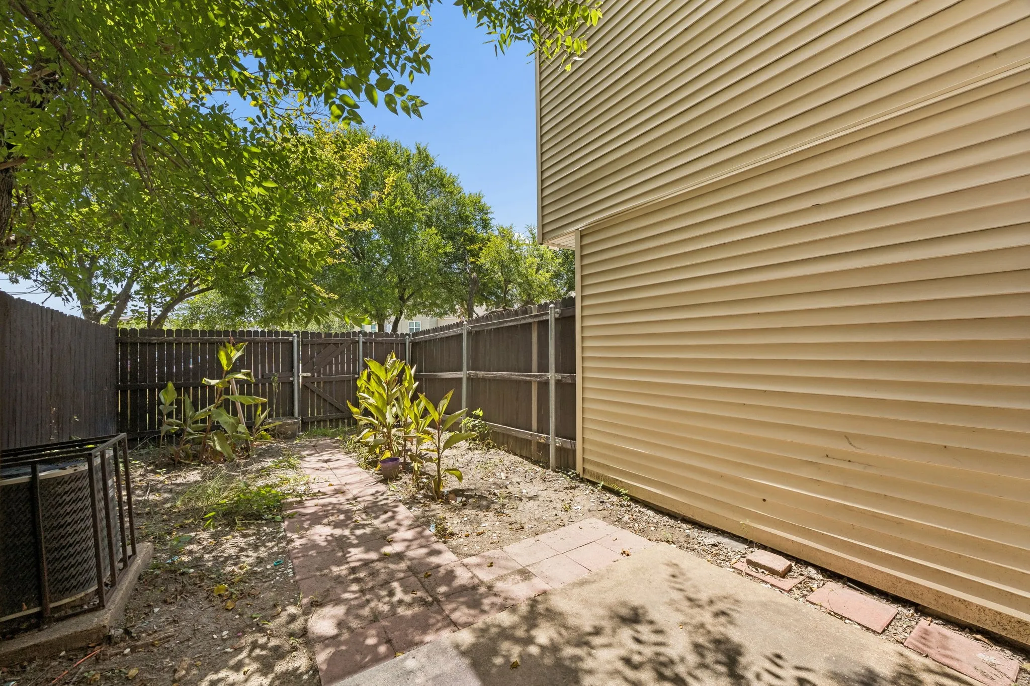 Townhouse For Sale in Dallas County , 2244 Aspen Drive, Dallas, Texas 75227, 2 Bedrooms, 2 Bathrooms, Garage spaces, 915 Sqft, built in 1983, Price $105,000, mls#21335215, Real Estate Agent in Dallas, Homes For Sale in Dallas county, Homes For Sale in Dallas, Realtor in Dallas Texas, Real Estate Brokerage Independent Realty Texas, Luminita Cordes Realtor