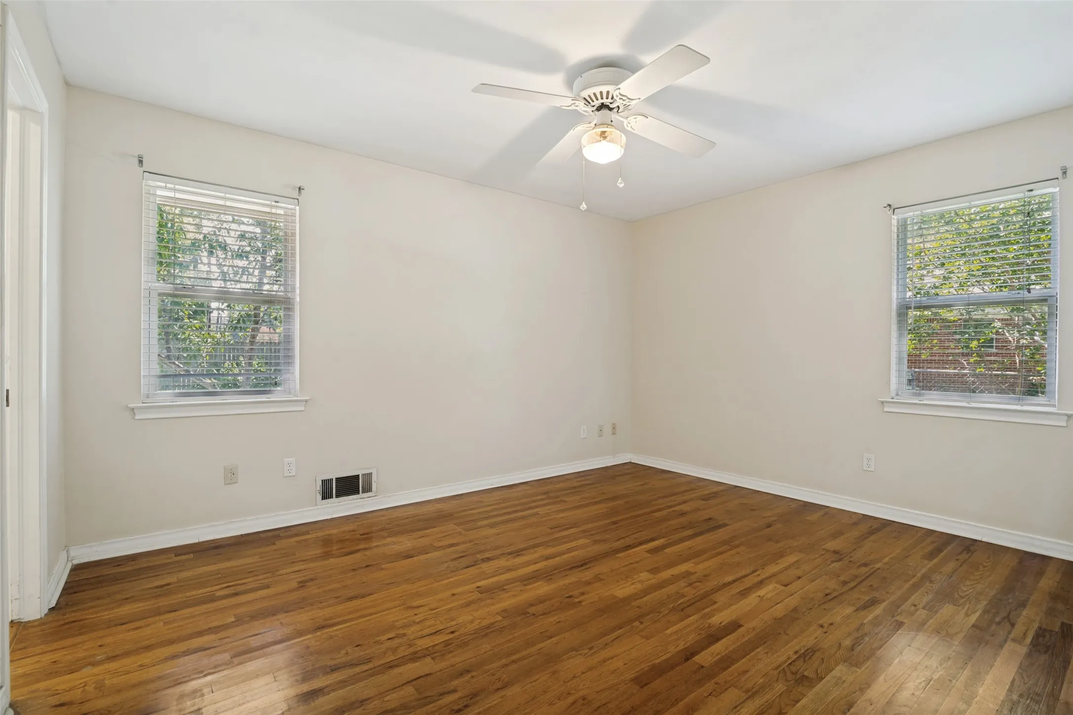 Single Family Residence For Sale in Dallas County , 3506 Ridgedale Drive, Garland, Texas 75041, 3 Bedroom, 2 Bathroom, 2 Garage spaces, 1,582 Sqft, built in 1960, mls#21340516, Real Estate Agent in Garland, Homes For Sale in Dallas county, Homes For Sale in Garland, Realtor in Garland Texas, Real Estate Brokerage Independent Realty Texas, Luminita Cordes Realtor