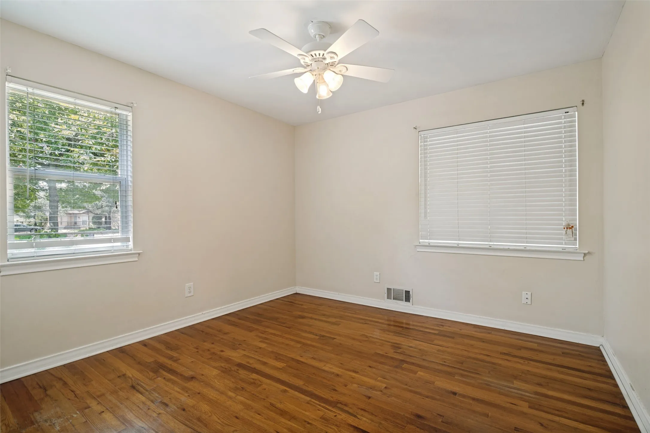 Single Family Residence For Sale in Dallas County , 3506 Ridgedale Drive, Garland, Texas 75041, 3 Bedroom, 2 Bathroom, 2 Garage spaces, 1,582 Sqft, built in 1960, mls#21340516, Real Estate Agent in Garland, Homes For Sale in Dallas county, Homes For Sale in Garland, Realtor in Garland Texas, Real Estate Brokerage Independent Realty Texas, Luminita Cordes Realtor
