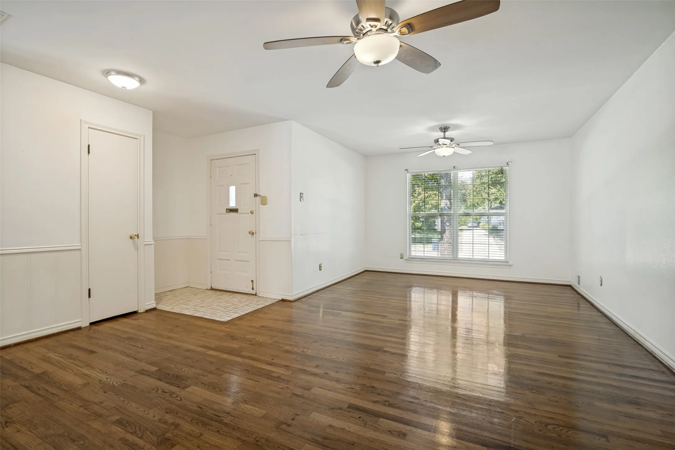 Single Family Residence For Sale in Dallas County , 3506 Ridgedale Drive, Garland, Texas 75041, 3 Bedroom, 2 Bathroom, 2 Garage spaces, 1,582 Sqft, built in 1960, mls#21340516, Real Estate Agent in Garland, Homes For Sale in Dallas county, Homes For Sale in Garland, Realtor in Garland Texas, Real Estate Brokerage Independent Realty Texas, Luminita Cordes Realtor