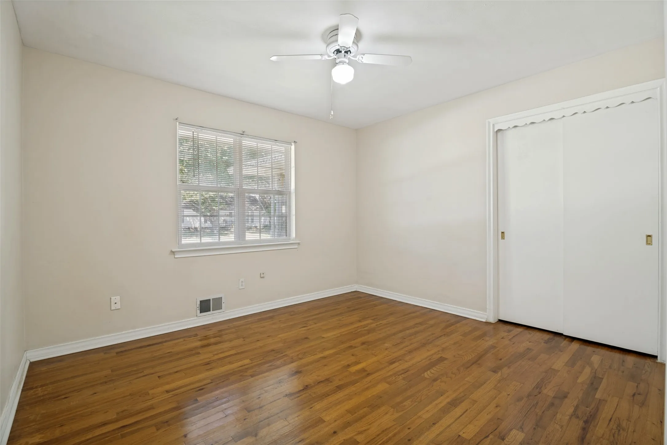 Single Family Residence For Sale in Dallas County , 3506 Ridgedale Drive, Garland, Texas 75041, 3 Bedroom, 2 Bathroom, 2 Garage spaces, 1,582 Sqft, built in 1960, mls#21340516, Real Estate Agent in Garland, Homes For Sale in Dallas county, Homes For Sale in Garland, Realtor in Garland Texas, Real Estate Brokerage Independent Realty Texas, Luminita Cordes Realtor