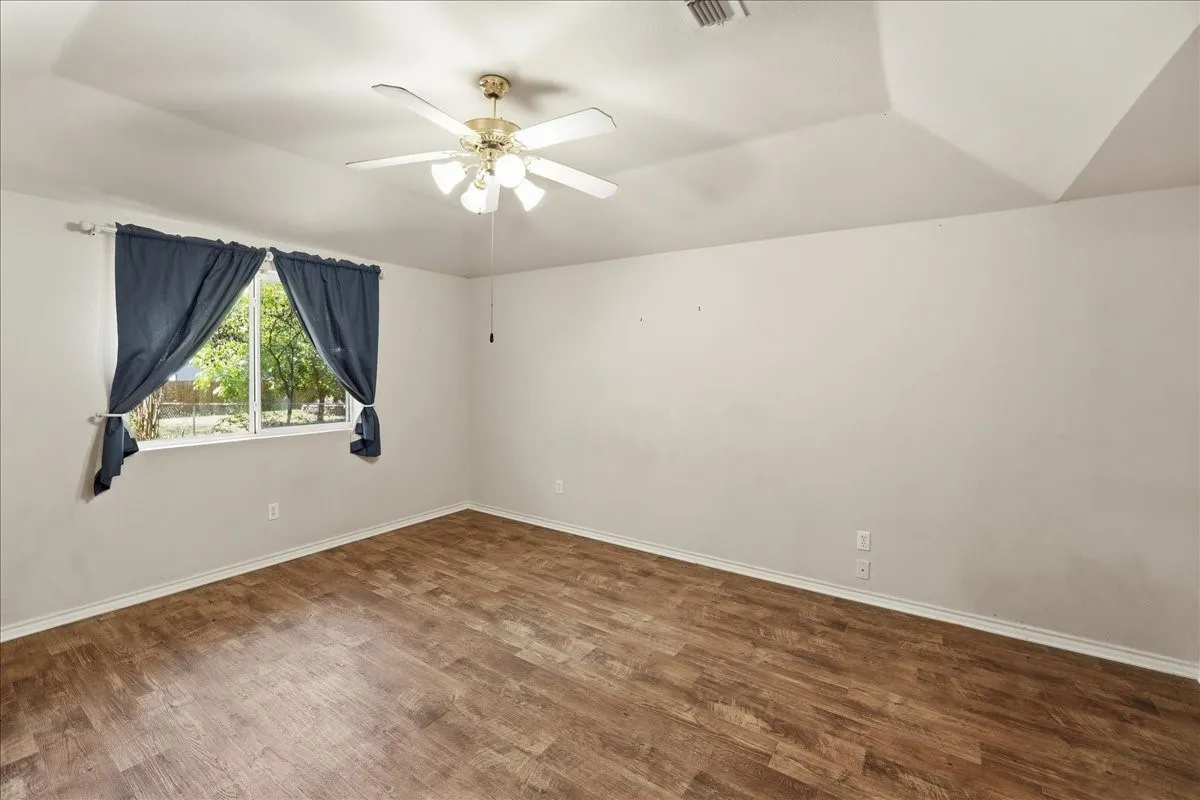 Single Family Residence For Sale in Wood County , 161 County Road 2232, Mineola, Texas 75773, 3 Bedroom, 2 Bathroom, 2 Garage spaces, 1,457 Sqft, built in 2005, mls#21340650, Real Estate Agent in Mineola, Homes For Sale in Wood county, Homes For Sale in Mineola, Realtor in Mineola Texas, Real Estate Brokerage Independent Realty Texas, Luminita Cordes Realtor