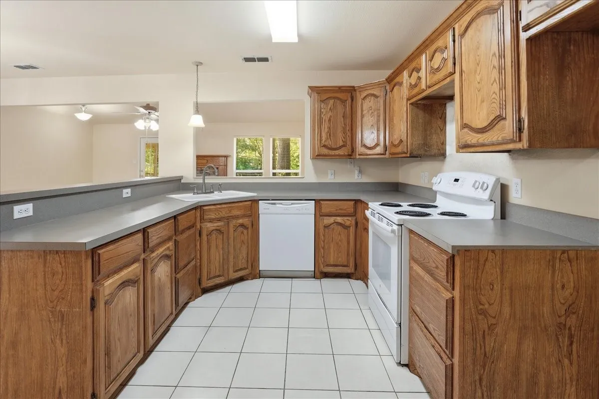 Single Family Residence For Sale in Wood County , 161 County Road 2232, Mineola, Texas 75773, 3 Bedroom, 2 Bathroom, 2 Garage spaces, 1,457 Sqft, built in 2005, mls#21340650, Real Estate Agent in Mineola, Homes For Sale in Wood county, Homes For Sale in Mineola, Realtor in Mineola Texas, Real Estate Brokerage Independent Realty Texas, Luminita Cordes Realtor
