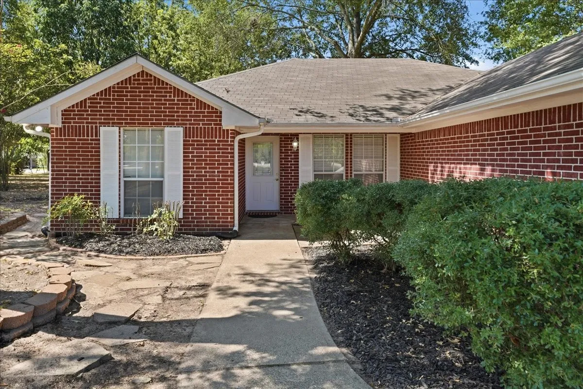 Single Family Residence For Sale in Wood County , 161 County Road 2232, Mineola, Texas 75773, 3 Bedroom, 2 Bathroom, 2 Garage spaces, 1,457 Sqft, built in 2005, mls#21340650, Real Estate Agent in Mineola, Homes For Sale in Wood county, Homes For Sale in Mineola, Realtor in Mineola Texas, Real Estate Brokerage Independent Realty Texas, Luminita Cordes Realtor